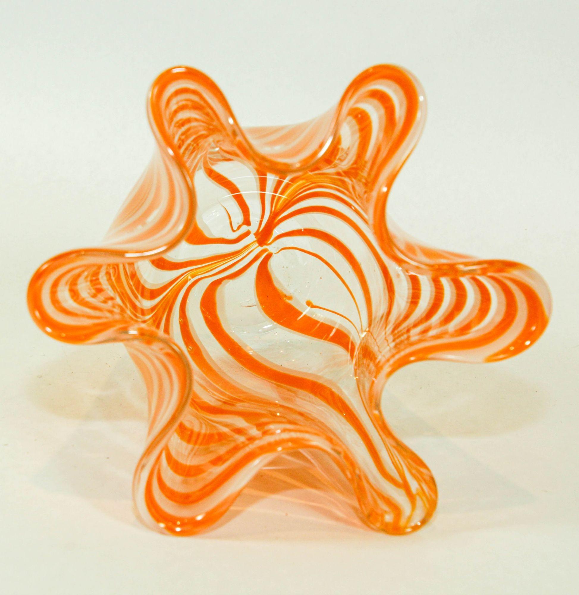 Vaso di Murano arancione a volute libere fazzoletto di terra anni '70 in vendita 3