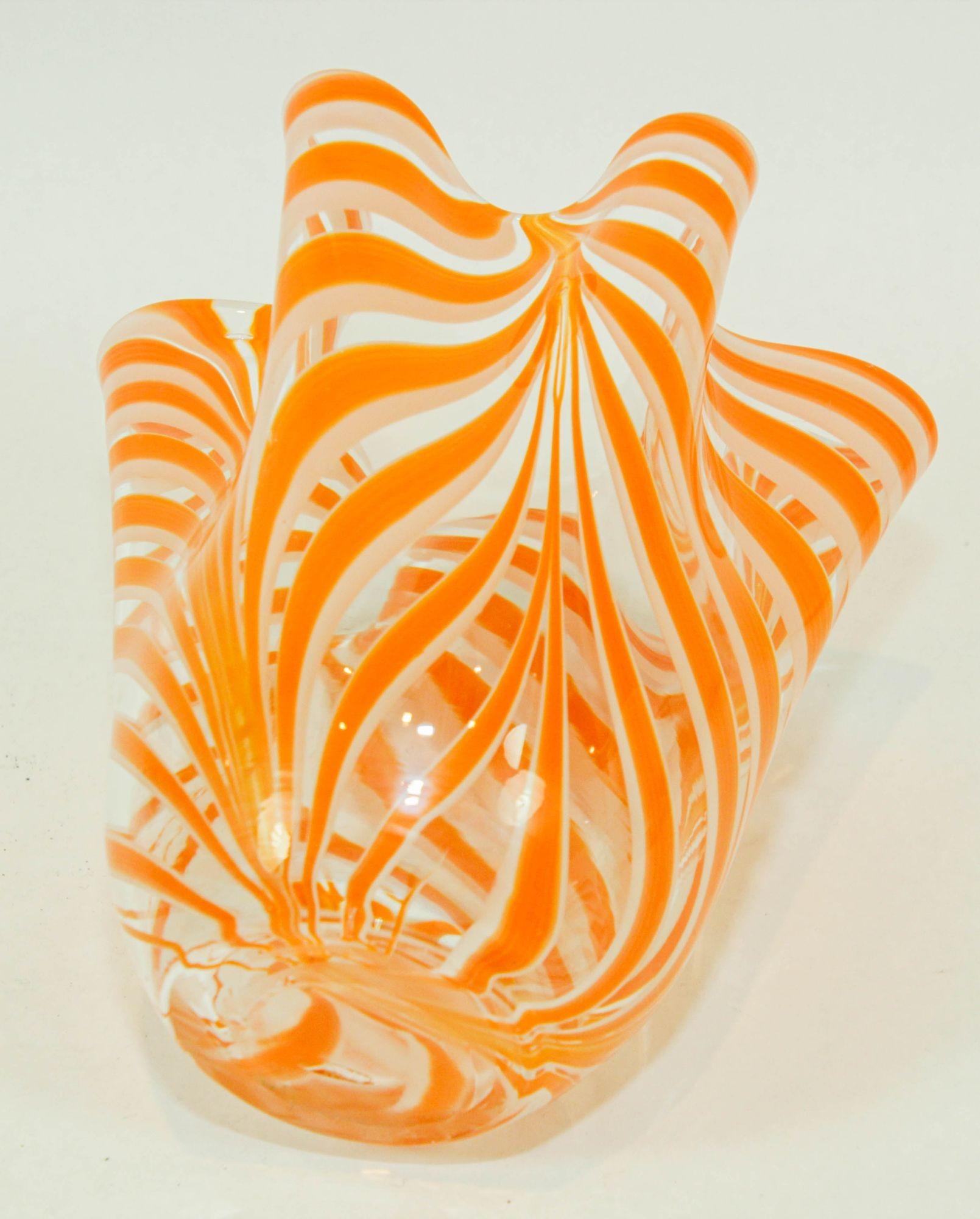 Vaso di Murano arancione a volute libere fazzoletto di terra anni '70 in vendita 4