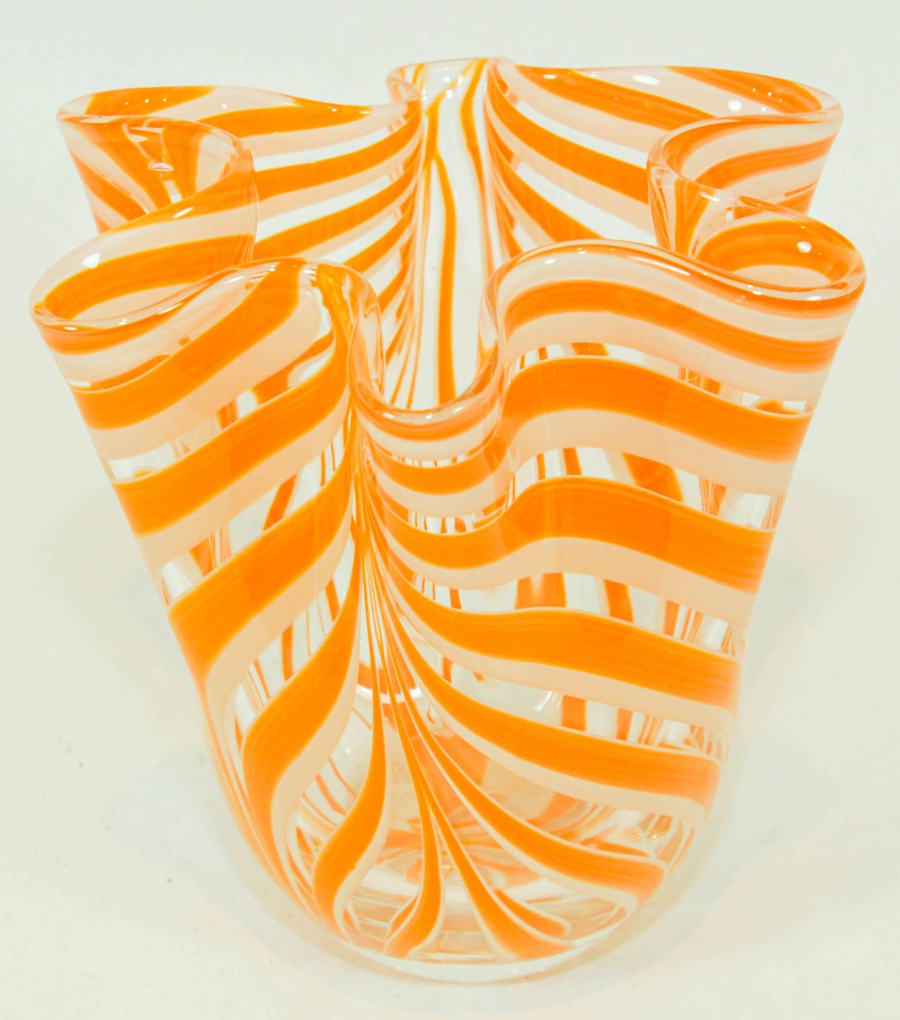 Vaso di Murano arancione a volute libere fazzoletto di terra anni '70 in vendita 5