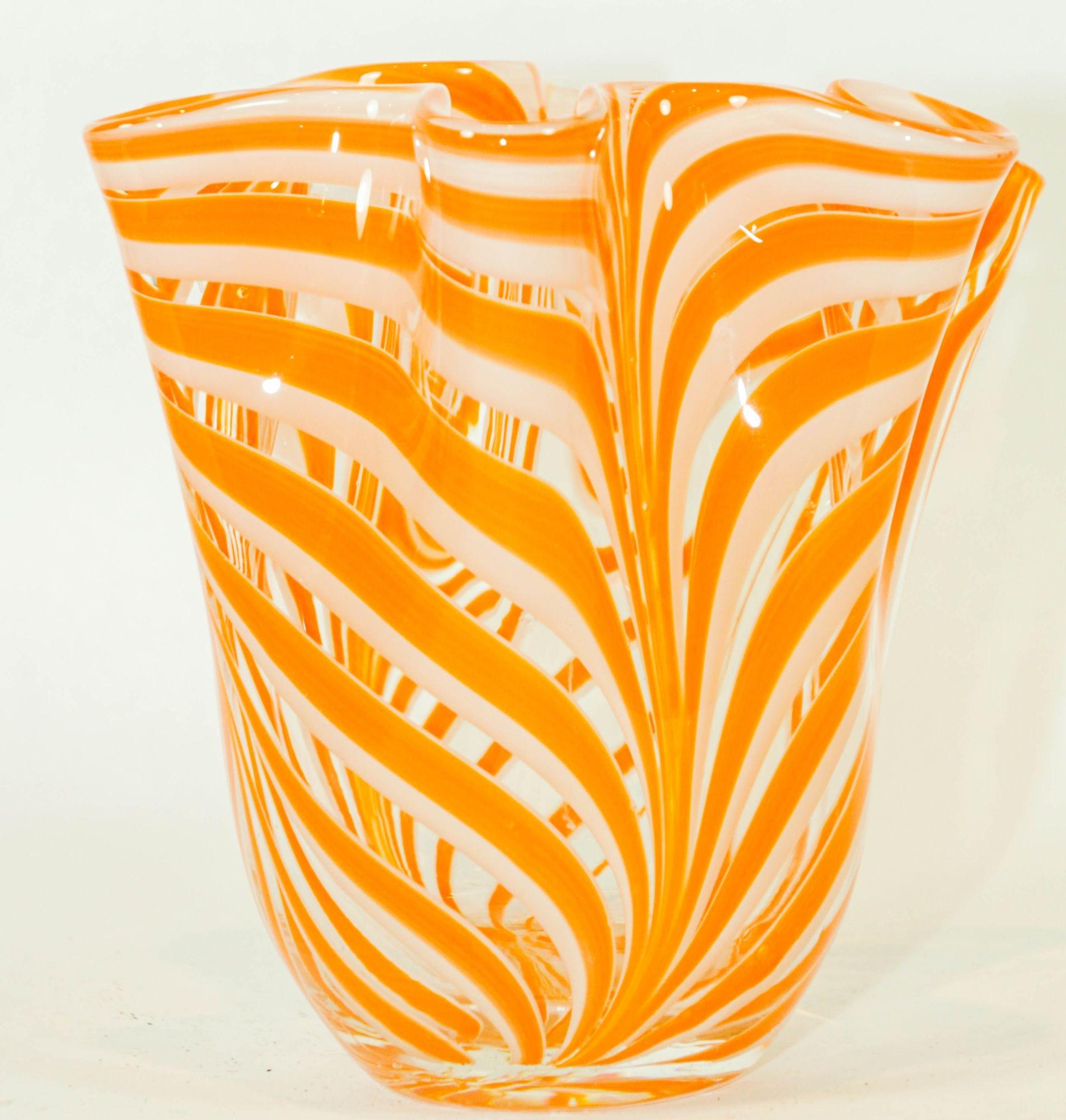 Bellissimo vaso decorativo a fazzoletto in vetro artistico arancione soffiato a mano in stile italiano di Murano.
Ciotola decorativa scultorea dalla forma organica con volute arancioni e bianche su vetro trasparente.
Bellissimo pezzo decorativo in