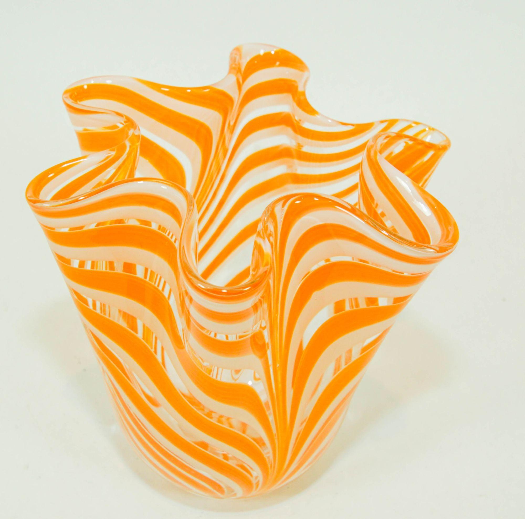 Postmoderno Vaso di Murano arancione a volute libere fazzoletto di terra anni '70 in vendita