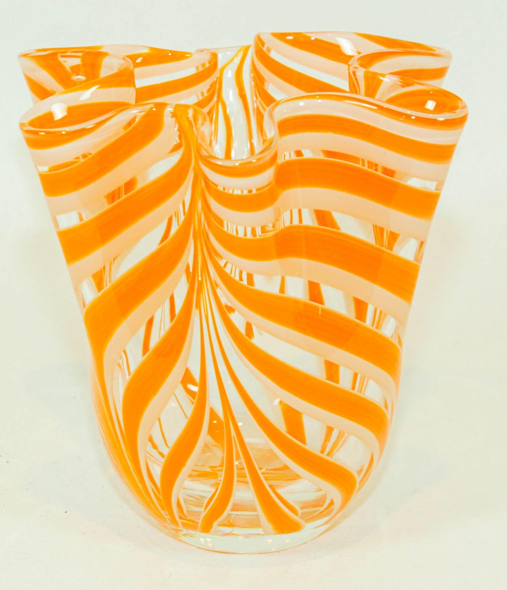 Sconosciuto Vaso di Murano arancione a volute libere fazzoletto di terra anni '70 in vendita