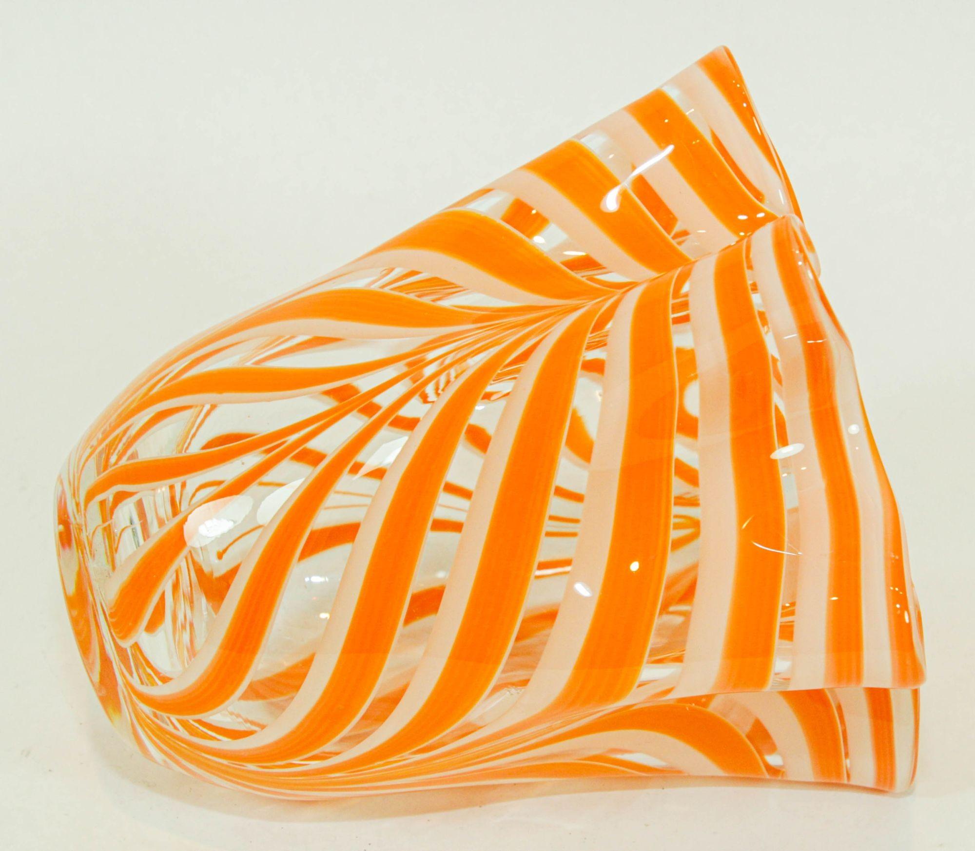 Fatto a mano Vaso di Murano arancione a volute libere fazzoletto di terra anni '70 in vendita