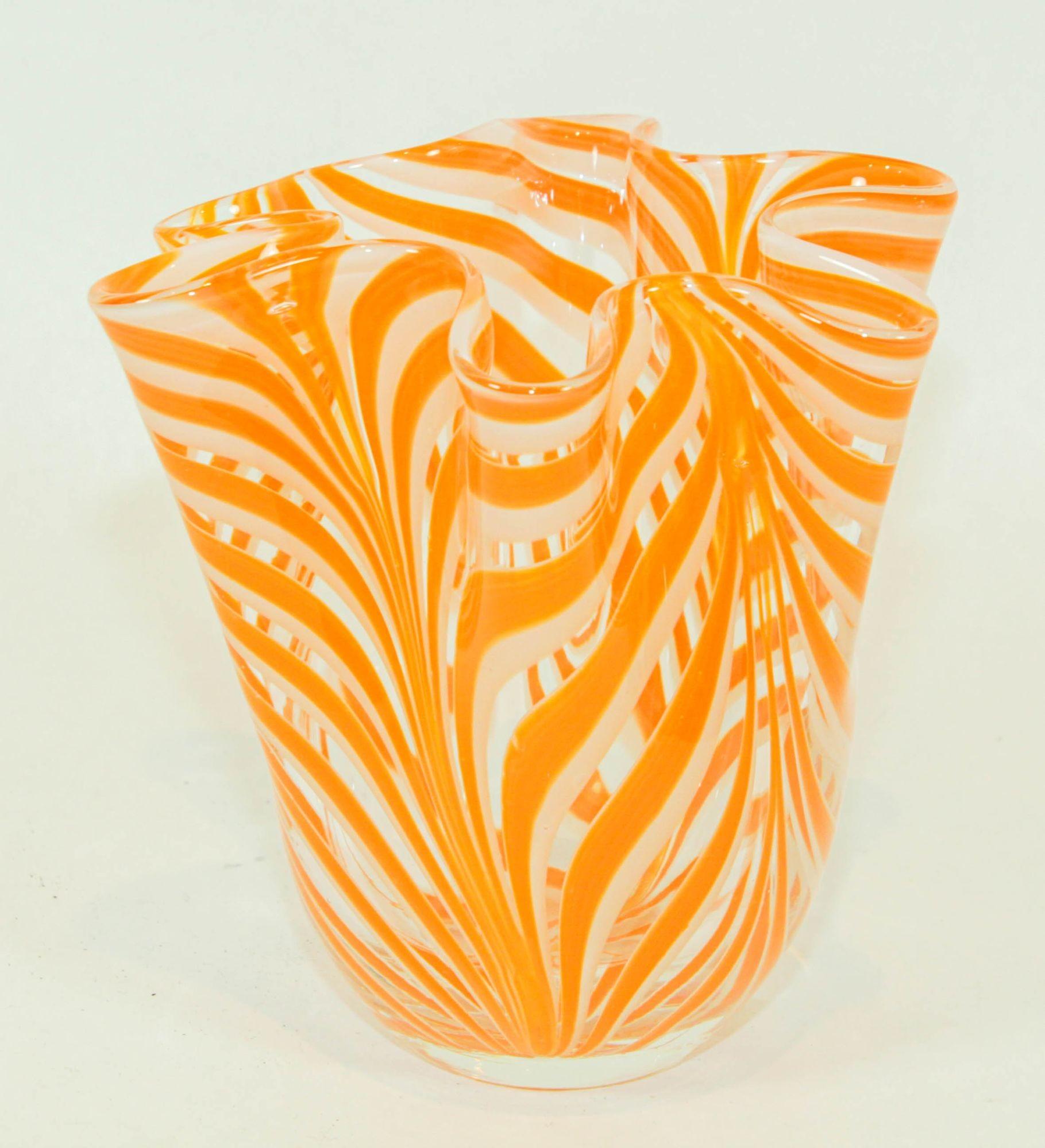Vaso di Murano arancione a volute libere fazzoletto di terra anni '70 In condizioni buone in vendita a North Hollywood, CA