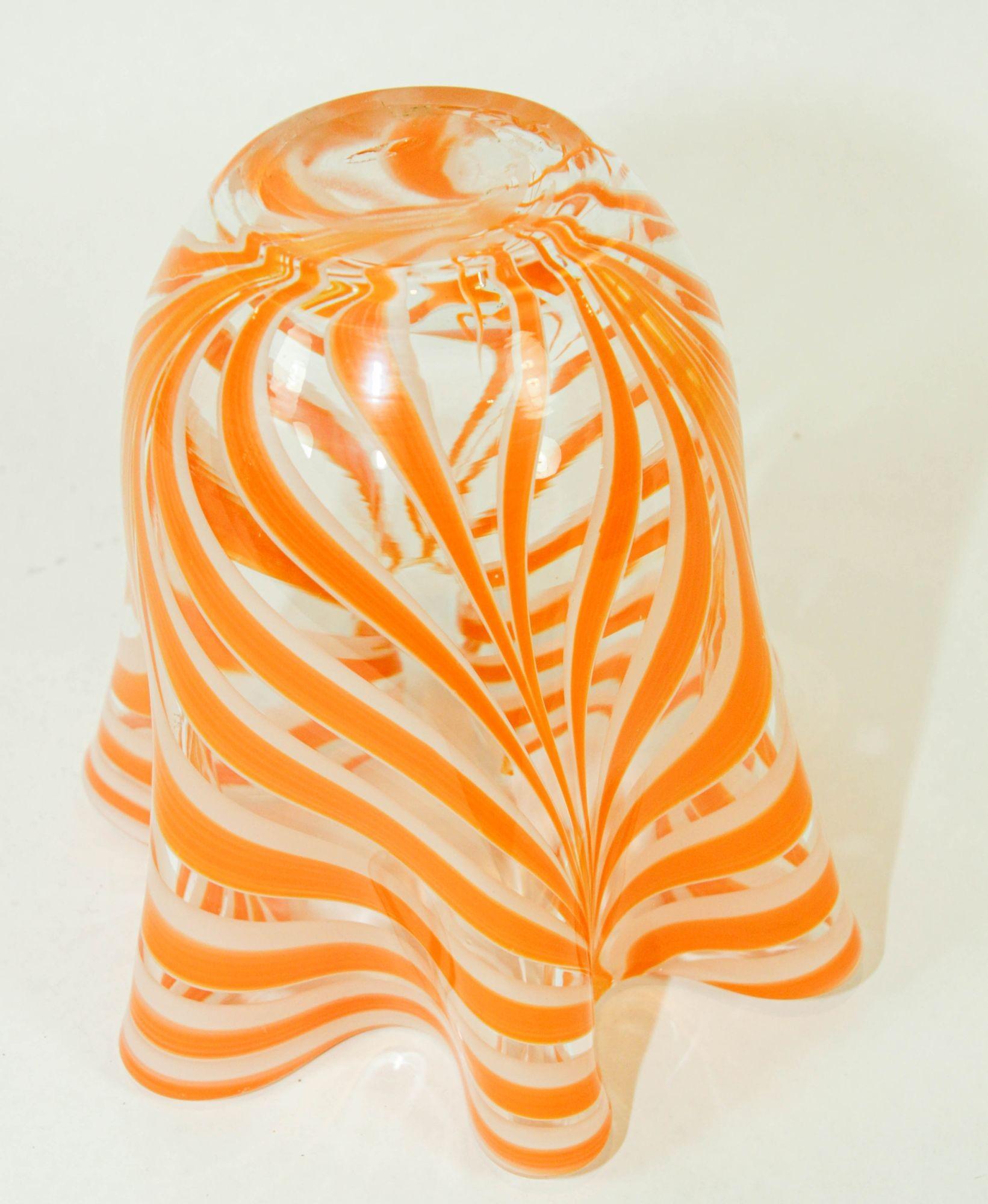 XX secolo Vaso di Murano arancione a volute libere fazzoletto di terra anni '70 in vendita