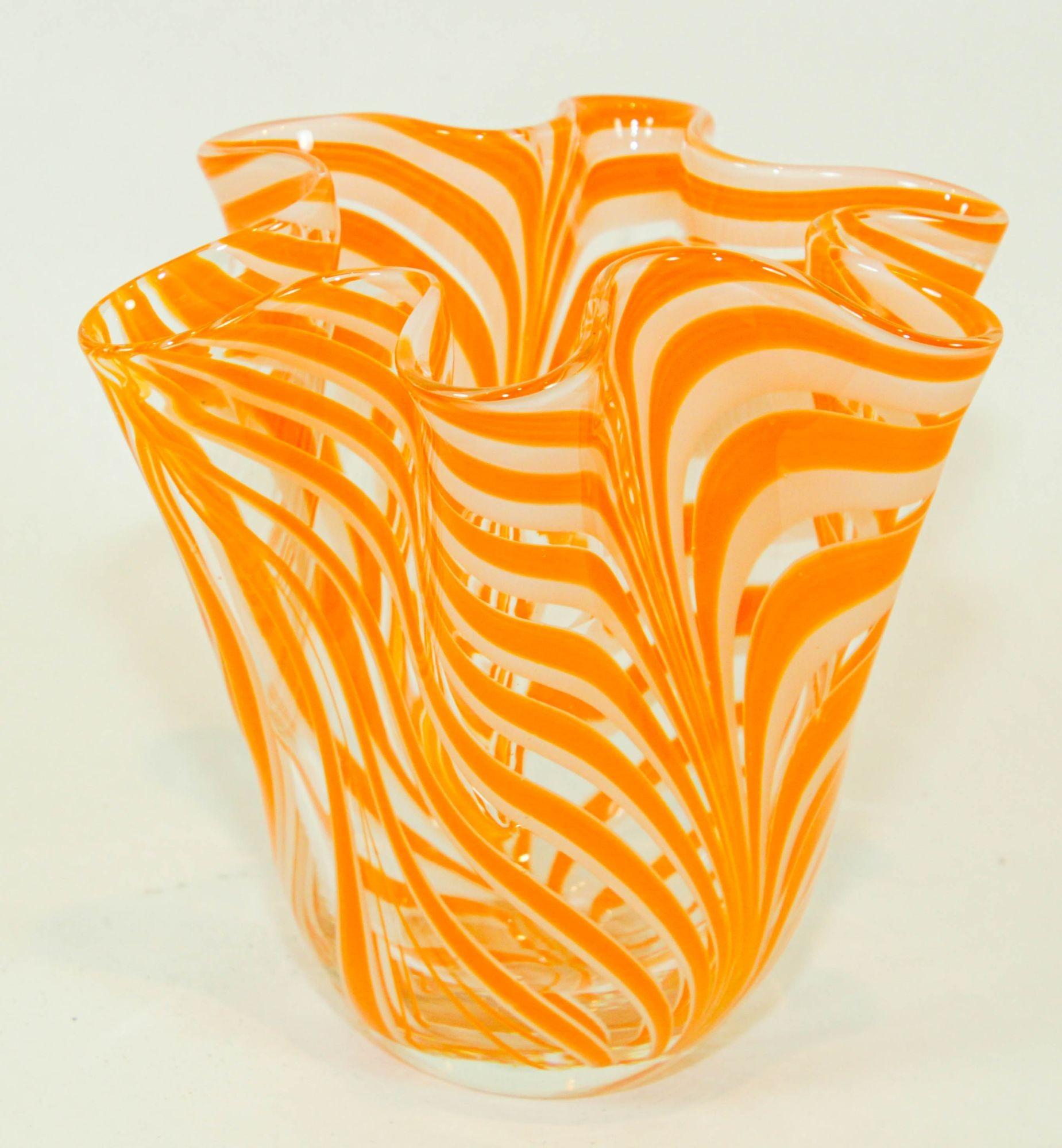 Vetro artistico Vaso di Murano arancione a volute libere fazzoletto di terra anni '70 in vendita