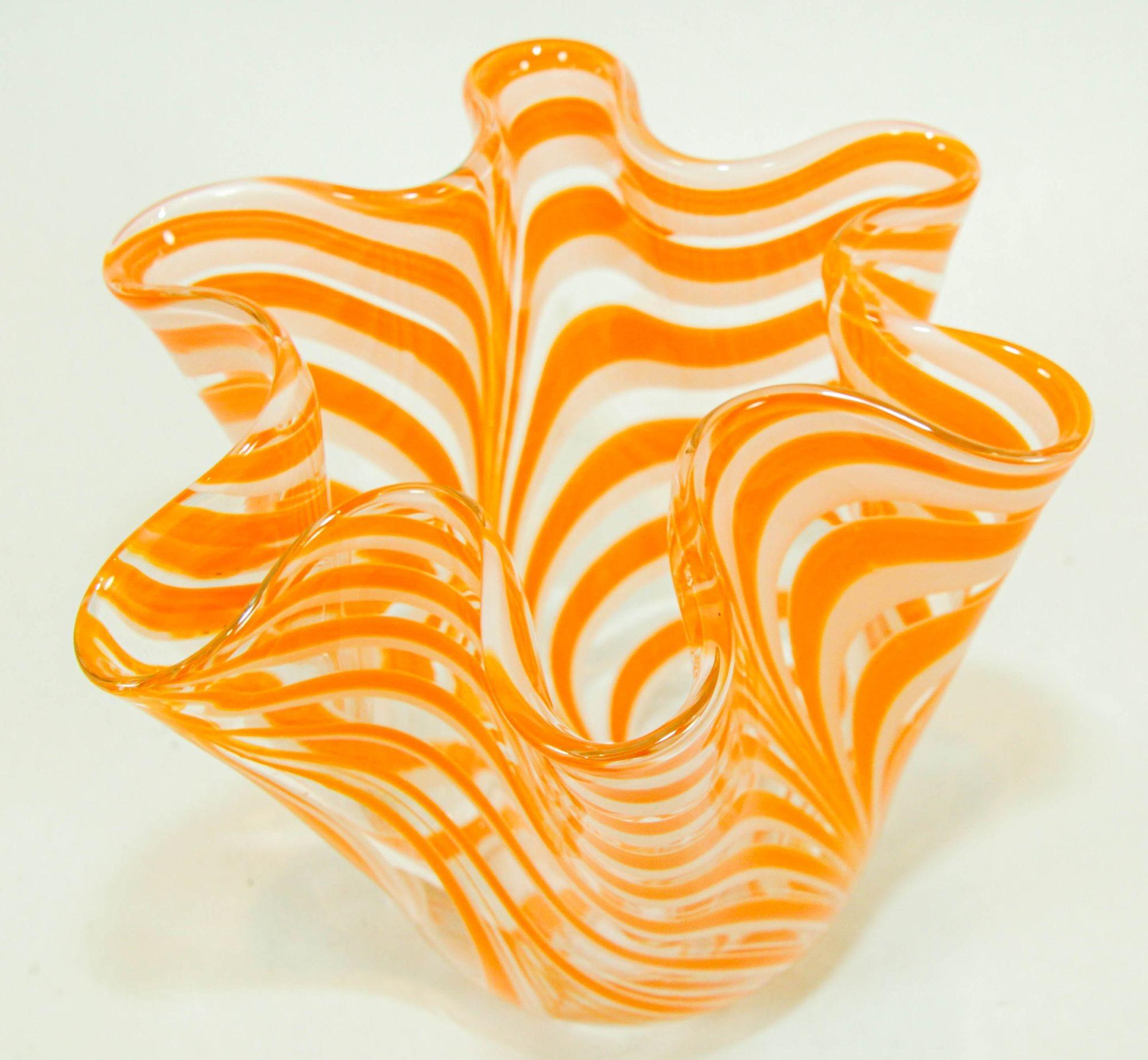 Vaso di Murano arancione a volute libere fazzoletto di terra anni '70 in vendita 1
