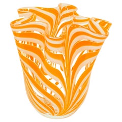 Vase vénitien de Murano orange tourbillonnant, mouchoir à main de forme libre 1970