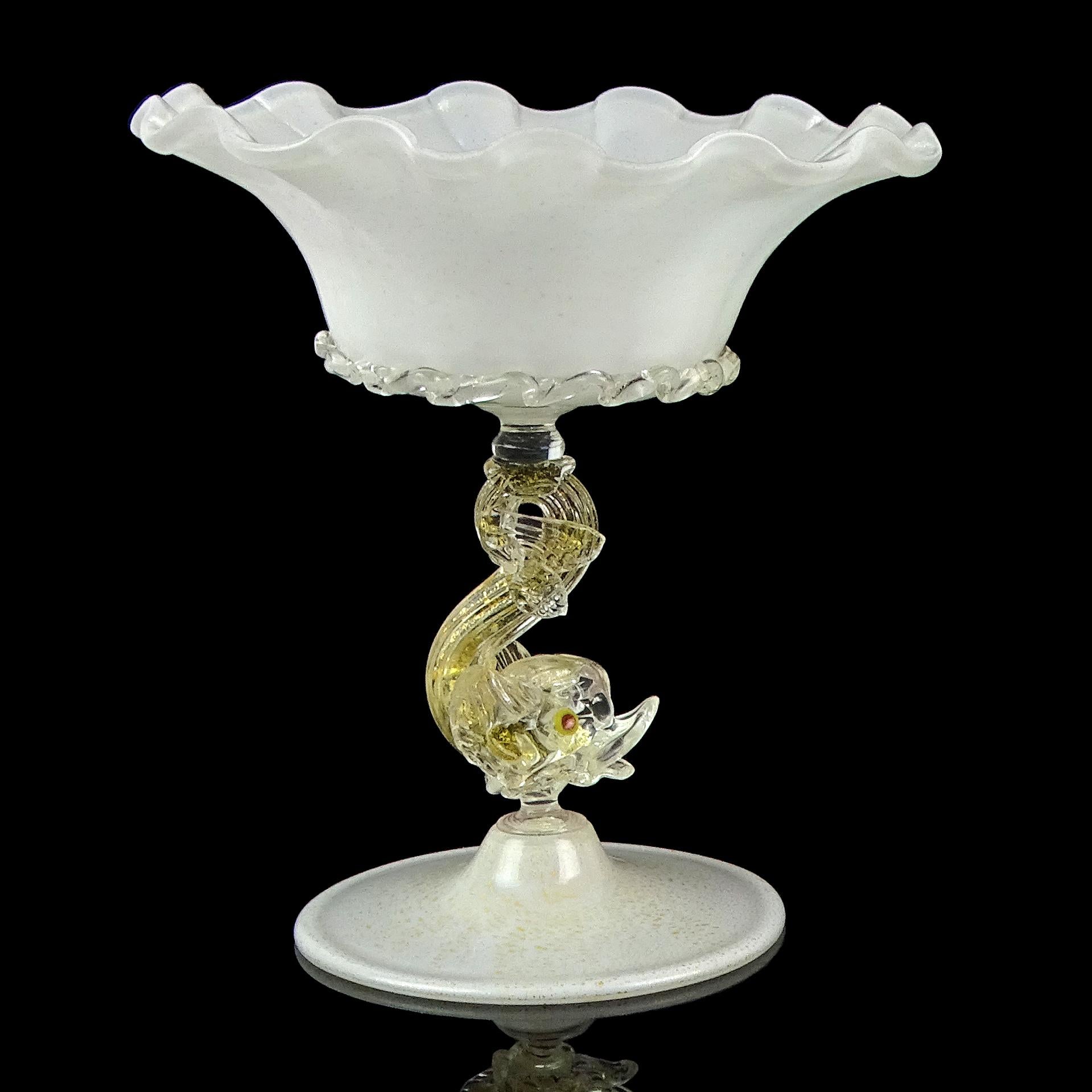 Prezzo per articolo (2 disponibili, vedi ultima foto). 
Splendide ciotole in vetro artistico italiano soffiato a mano, bianco e con macchie d'oro, con decorazione di gambi di pesce. Il bordo presenta un'increspatura svasata lungo il bordo, con una