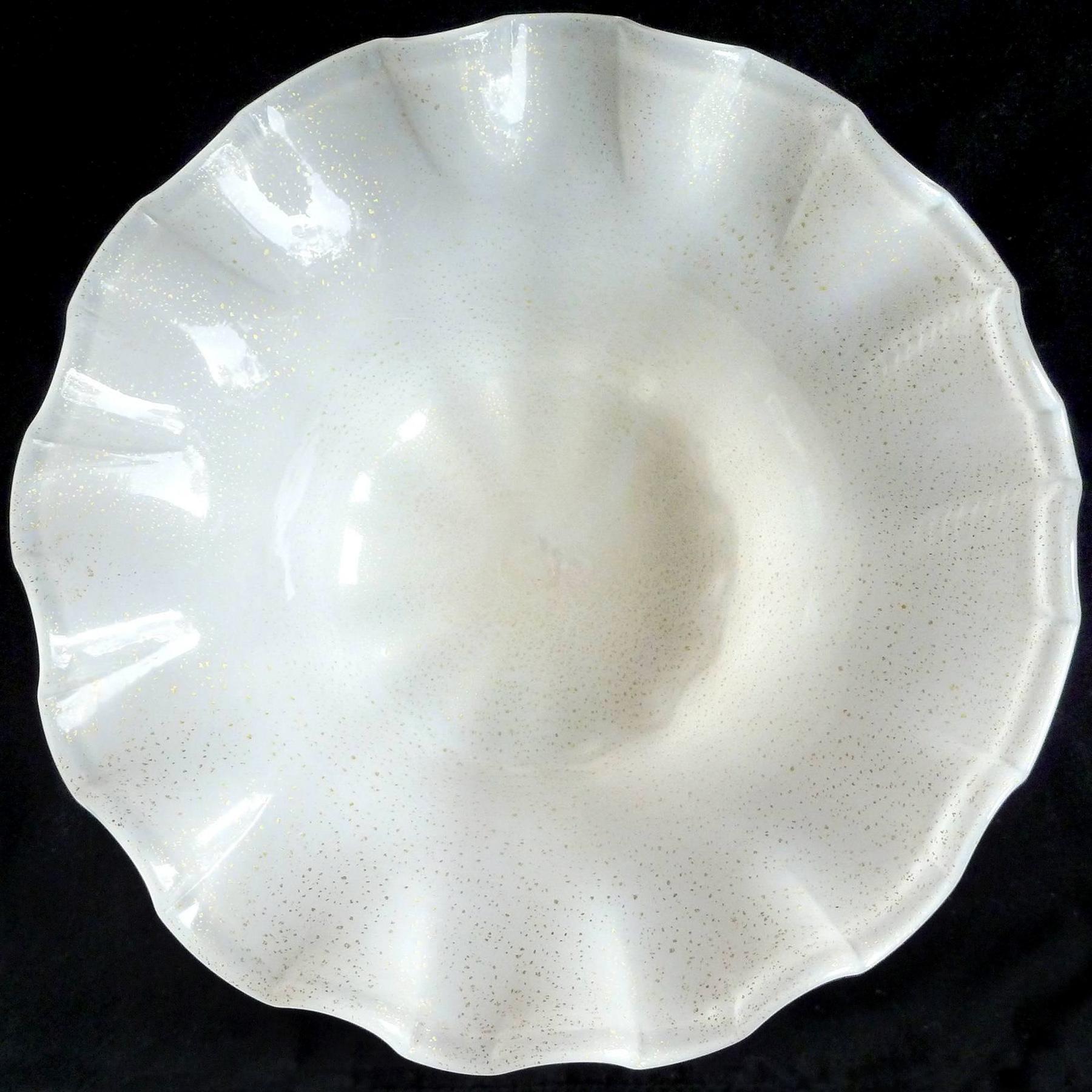 Italiano Ciotola in vetro artistico italiano di Murano, bianco e oro, con gambo a forma di pesce in vendita