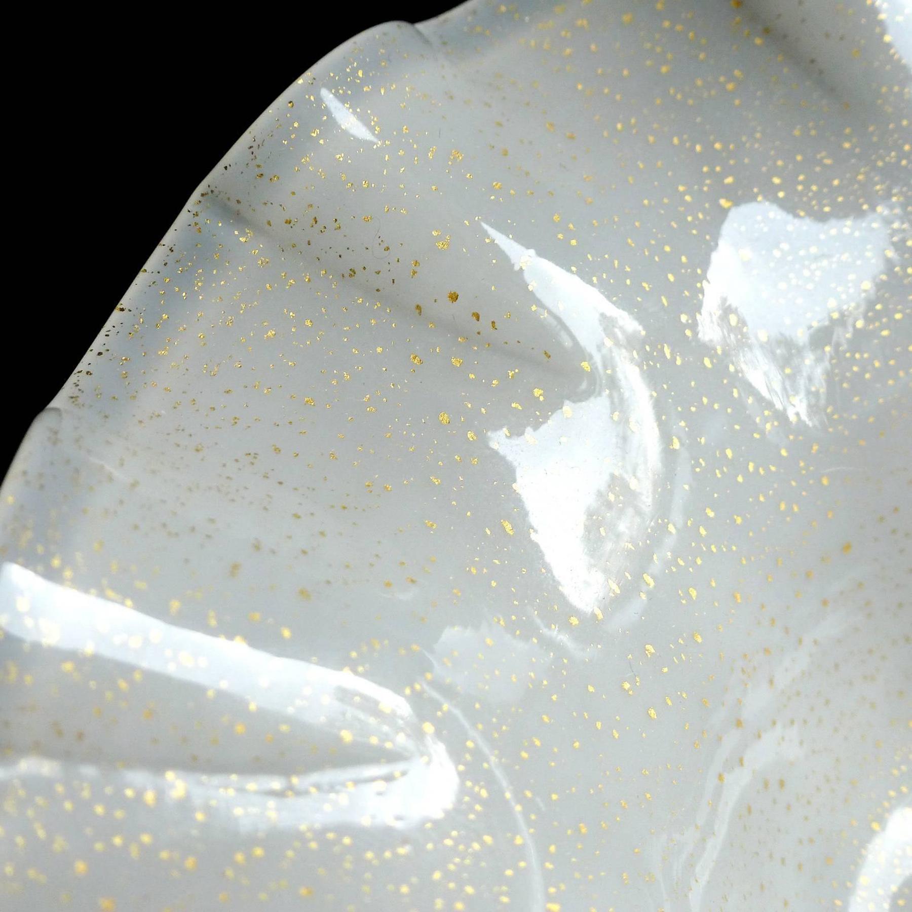 Fatto a mano Ciotola in vetro artistico italiano di Murano, bianco e oro, con gambo a forma di pesce in vendita
