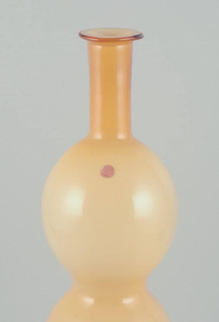 Moderne Murano/VENINI, Italie. Grand vase en verre d'art jaune ocre soufflé à la bouche.  en vente