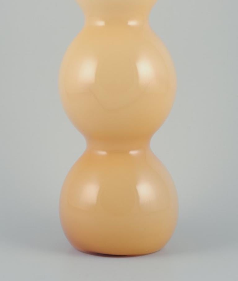 Fin du 20e siècle Murano/VENINI, Italie. Grand vase en verre d'art jaune ocre soufflé à la bouche.  en vente