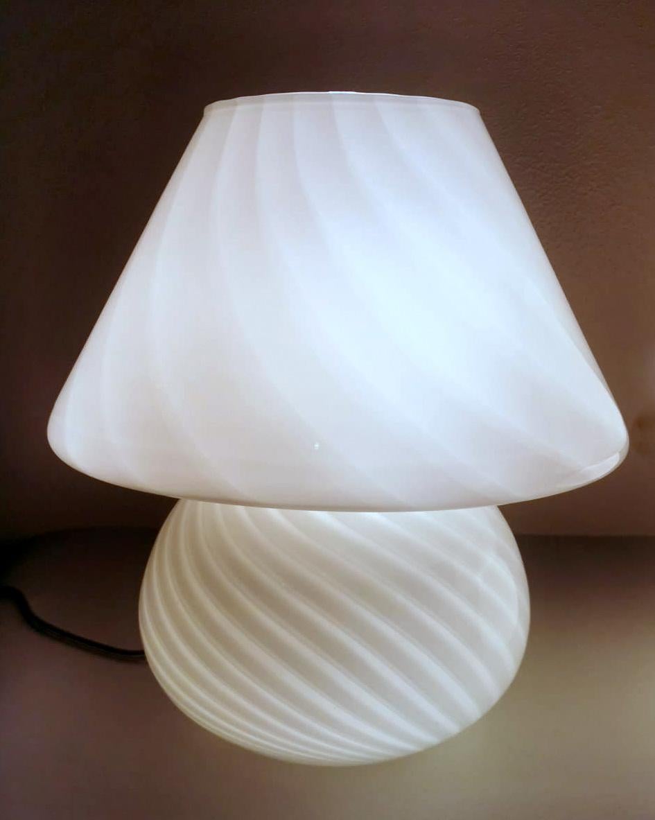 Paire de lampes en spirale en verre opale en forme de champignon de style Murano Venini en vente 2