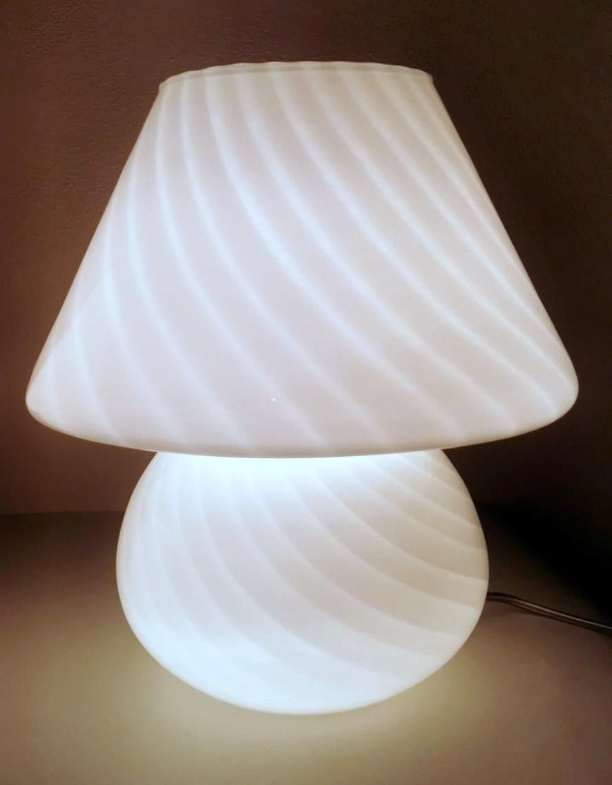 Murano Venini Stil Paar Pilz-förmige Opalglas Spirale Lampen im Angebot 3