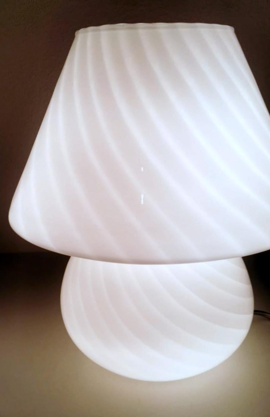 Paire de lampes en spirale en verre opale en forme de champignon de style Murano Venini en vente 4