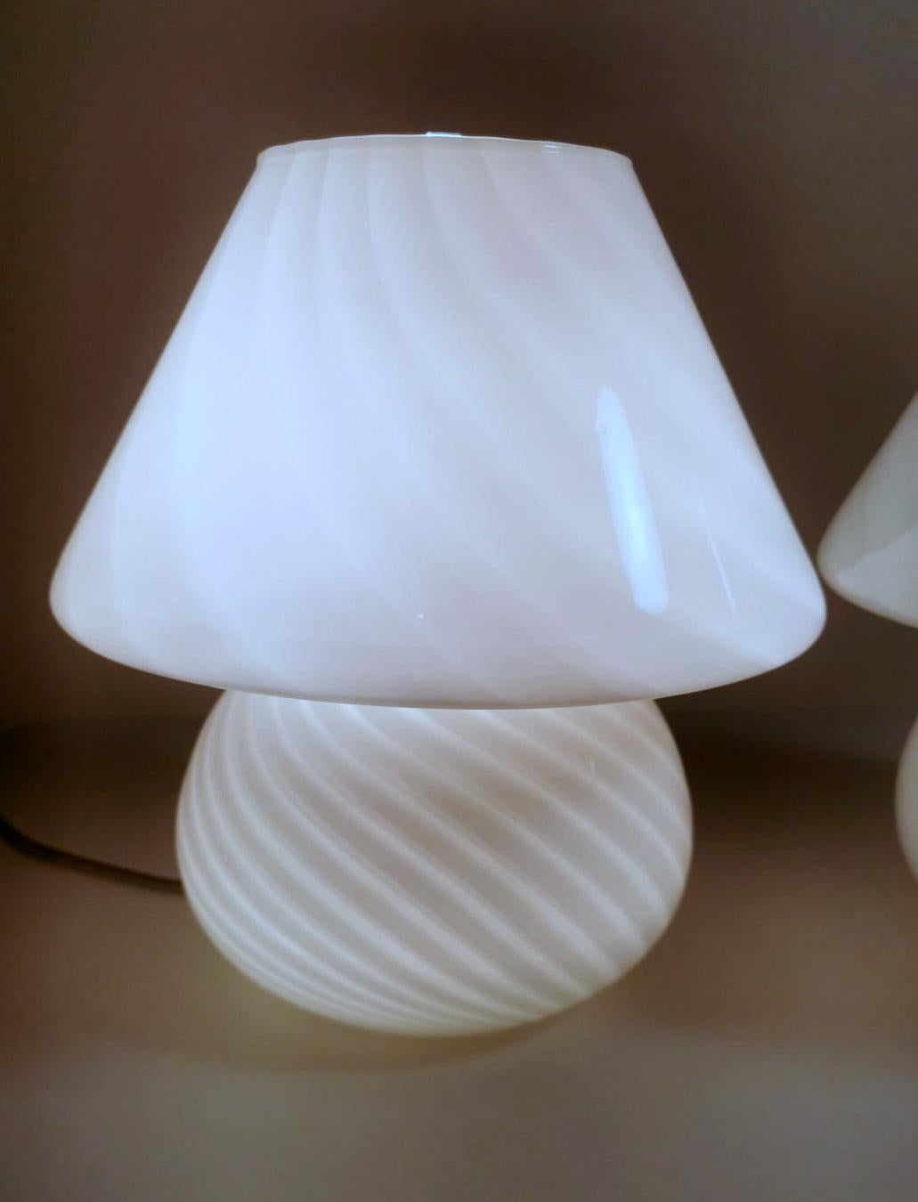 Murano Venini Stil Paar Pilz-förmige Opalglas Spirale Lampen im Angebot 5