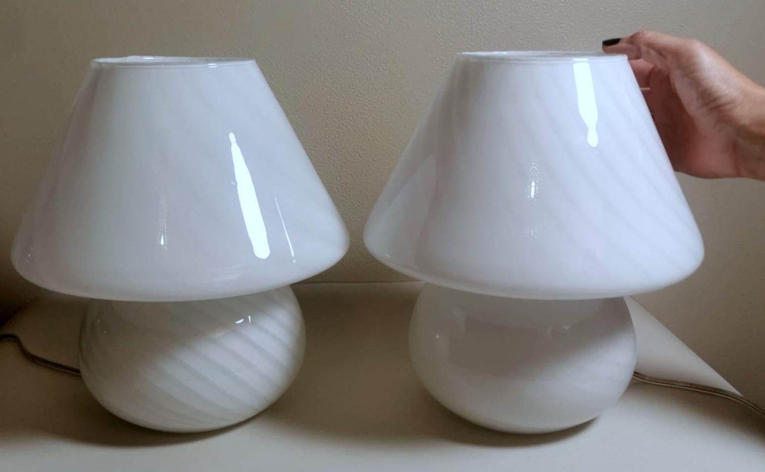 Murano Venini Stil Paar Pilz-förmige Opalglas Spirale Lampen im Angebot 9