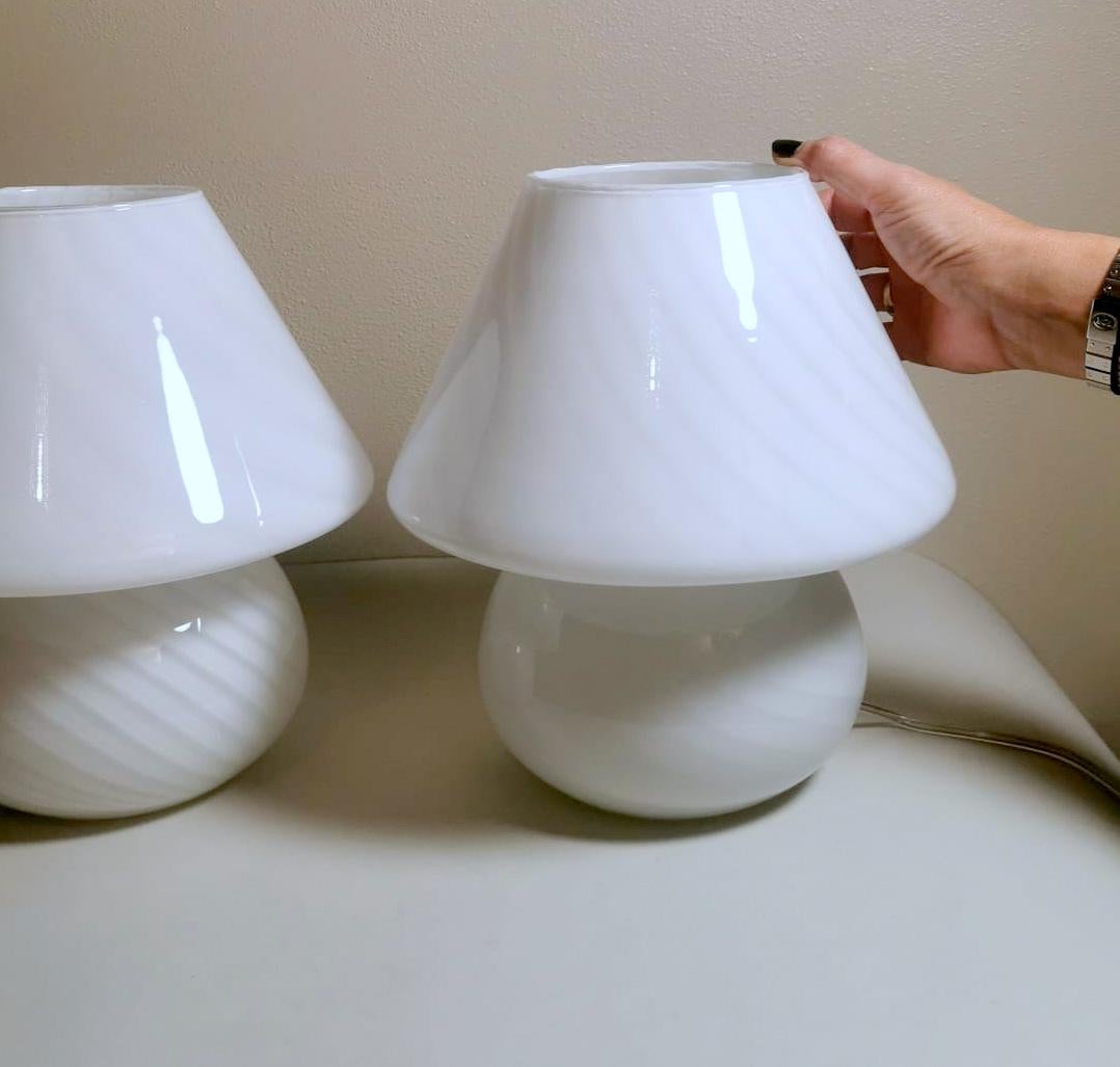Paire de lampes en spirale en verre opale en forme de champignon de style Murano Venini en vente 10