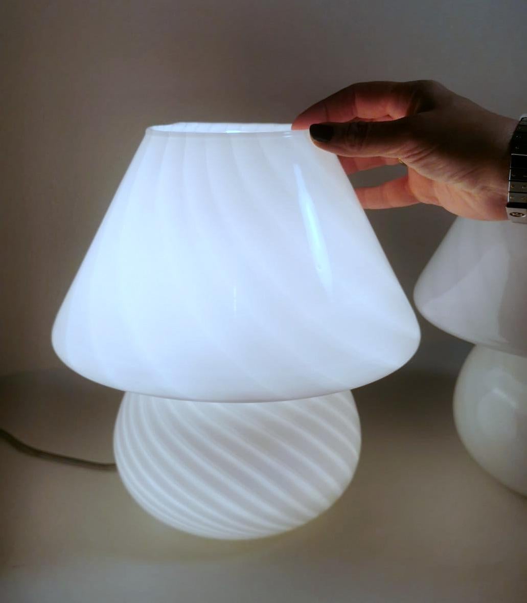 Murano Venini Stil Paar Pilz-förmige Opalglas Spirale Lampen im Angebot 11