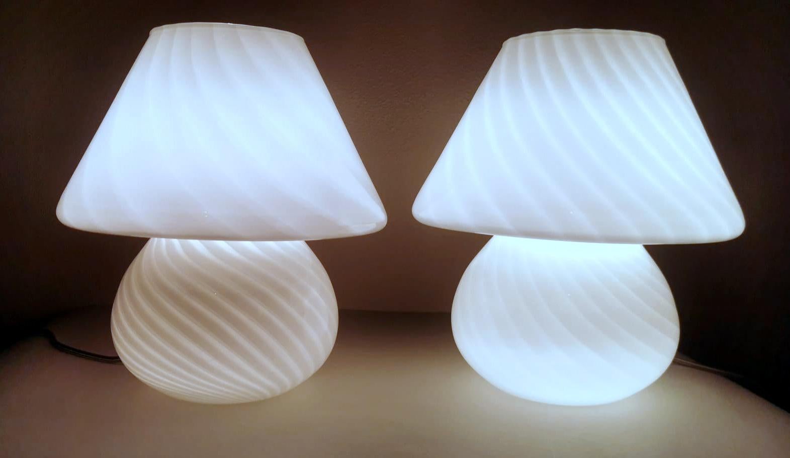 Murano Venini Stil Paar Pilz-förmige Opalglas Spirale Lampen (Handgefertigt) im Angebot
