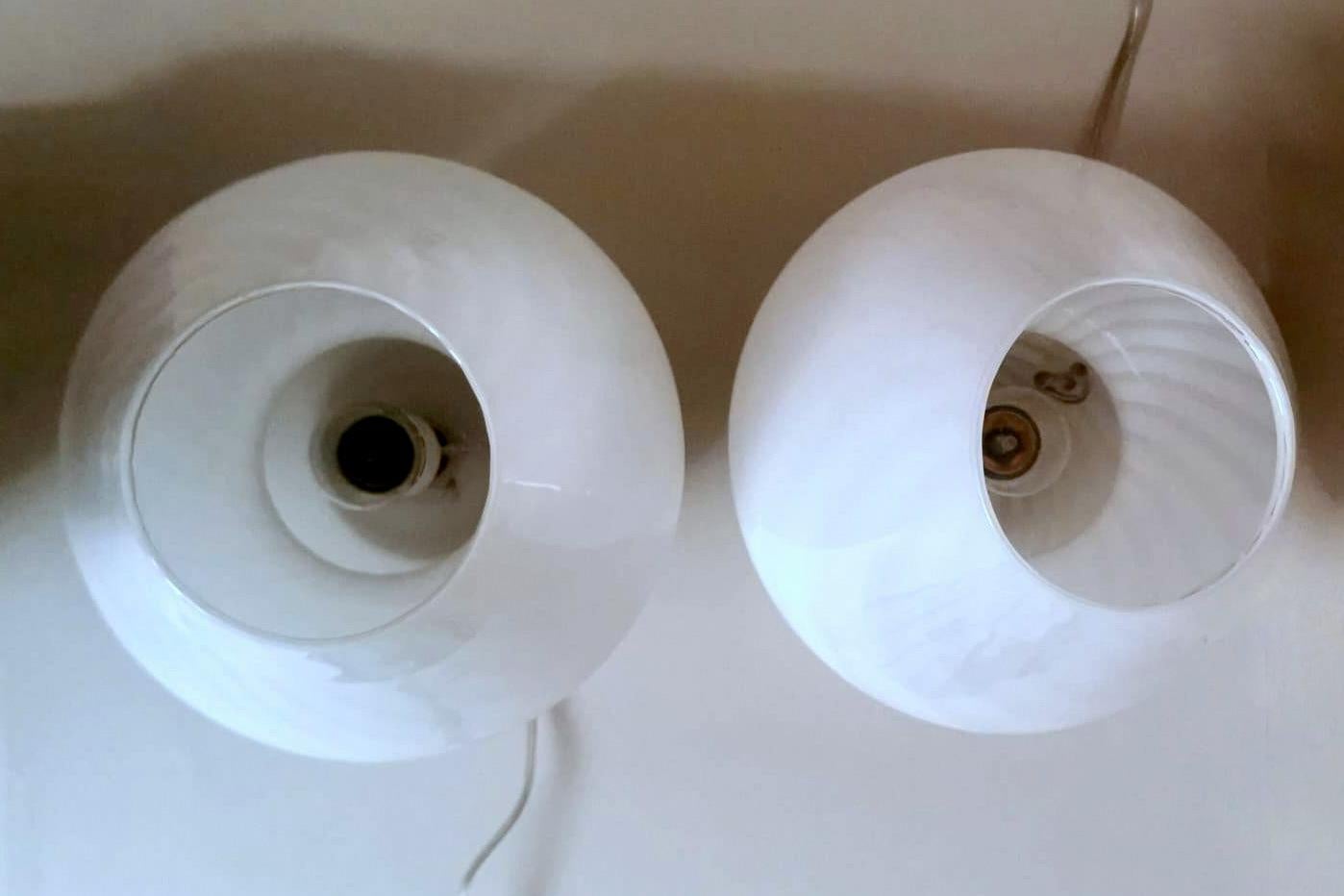 20ième siècle Paire de lampes en spirale en verre opale en forme de champignon de style Murano Venini en vente