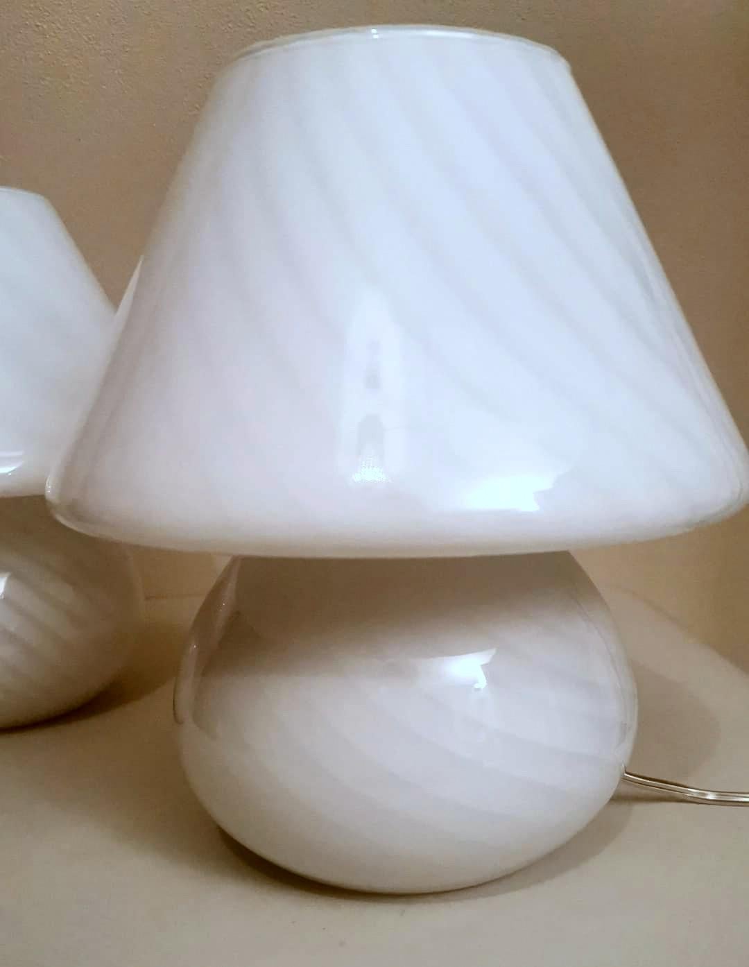 Murano Venini Style Pair of Mushroom-Shaped Opal Glass Spiral Lamps For Sale 1