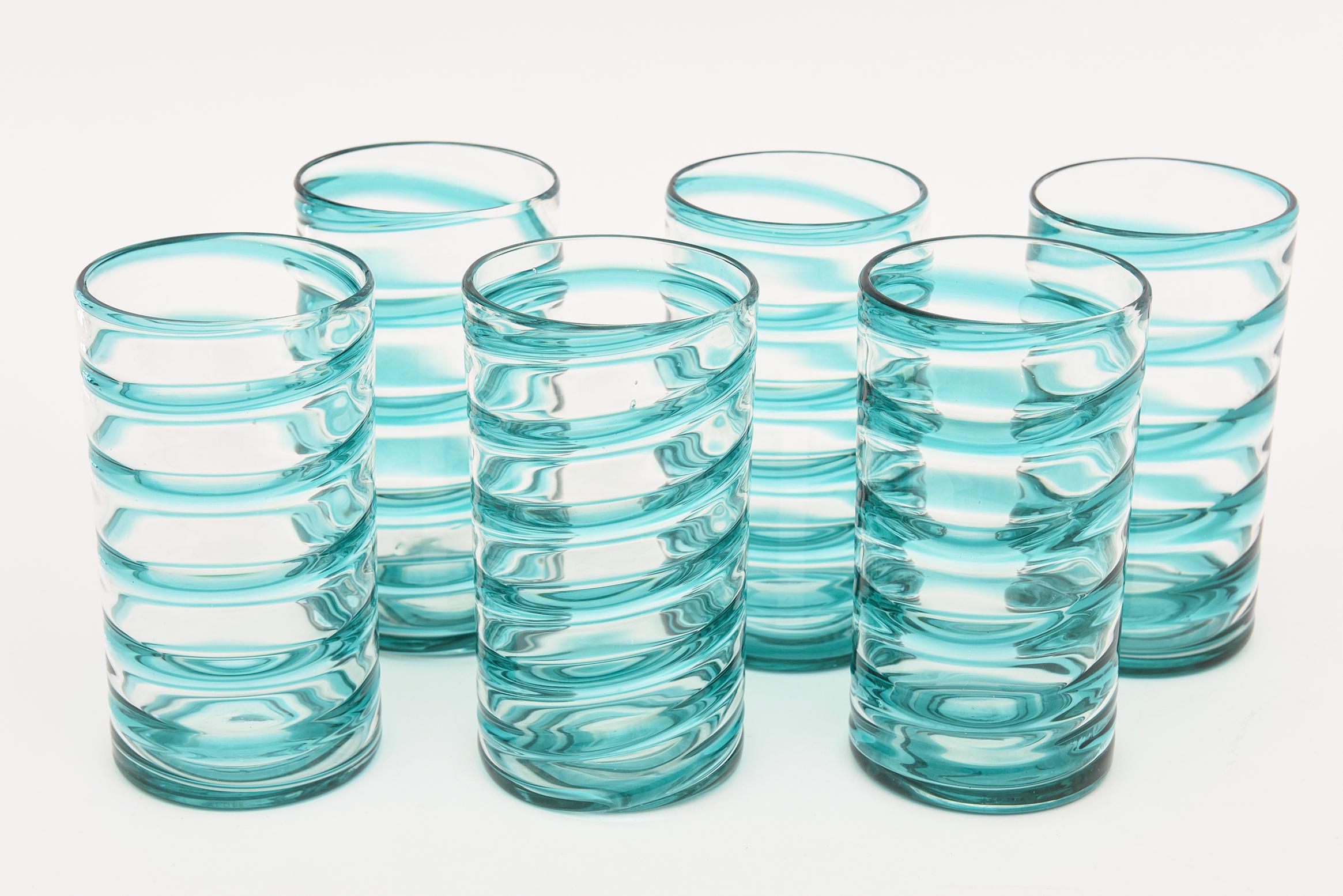 Dieses sehr spezielle, schöne und seltene Set aus mundgeblasenem italienischem Murano-Glas ist ein Limonaden-, Eistee- oder Saftkrug mit 6 passenden Gläsern. Das durchgehende Wirbelmuster ist türkis und wird im Glasblasverfahren aufgebracht. Es