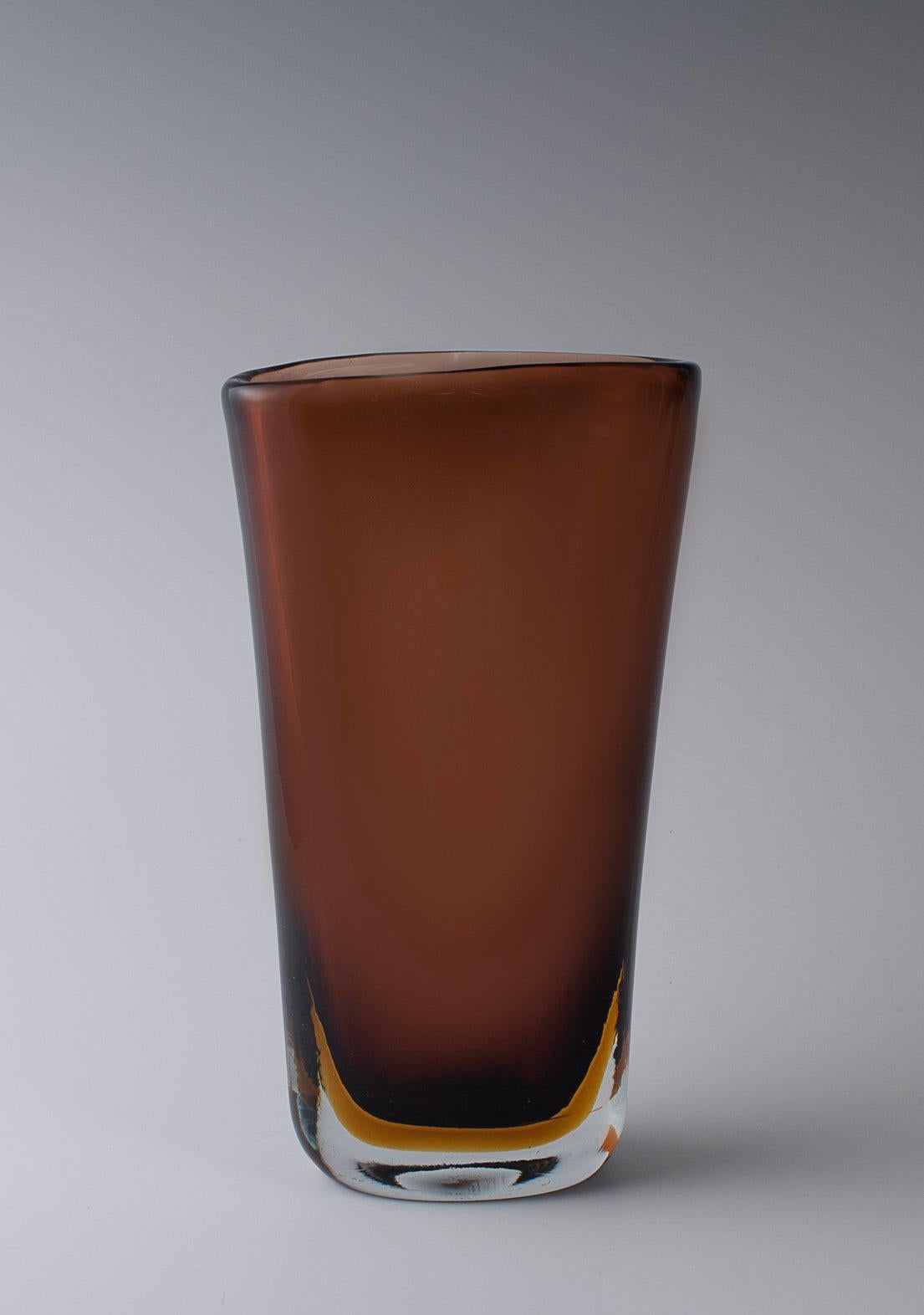 Blown glass vase submerged and handmade in amber.
Measures: 27 cm height, diameter 15 cm,
early 1960s.
Acid signed 'Venini Murano, Italy.'
Excellent condition.