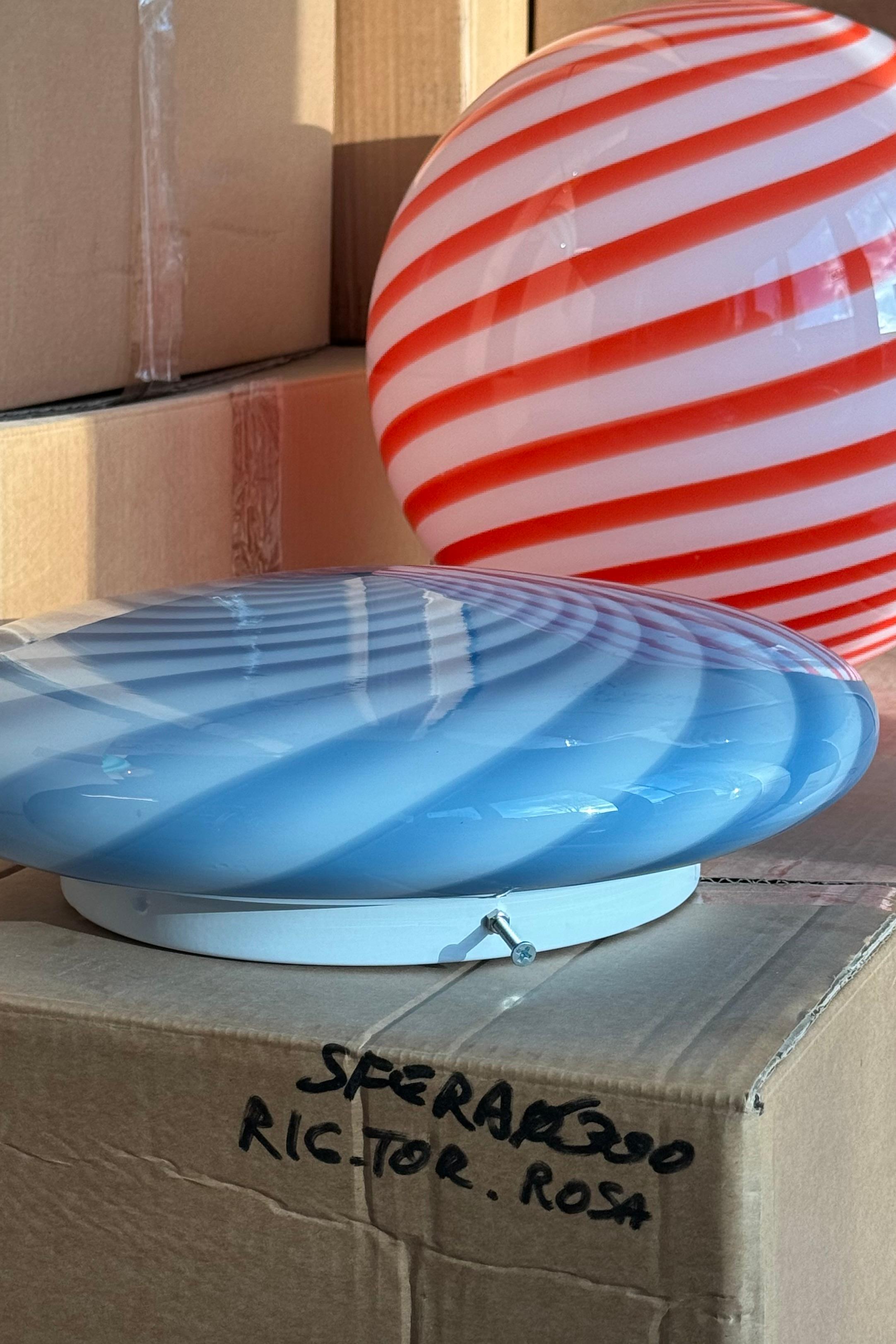 New Murano Vintage Candy Plafond lampada da parete / soffitto. Montaggio a filo e ideale per le superfici piane. Vetro di Murano soffiato a bocca con piastra posteriore in metallo. Porta lampadina E27. Realizzato a mano da artigiani del vetro