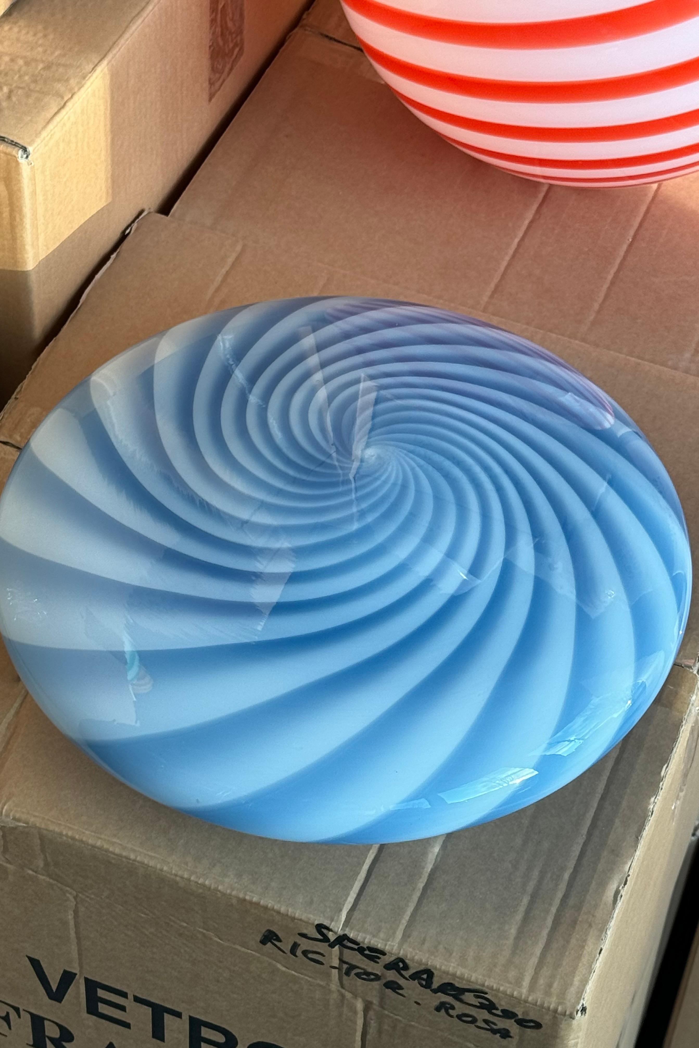 Italiano Murano Vintage Candy Flush Mount lampada da soffitto a parete blu swirl in vendita