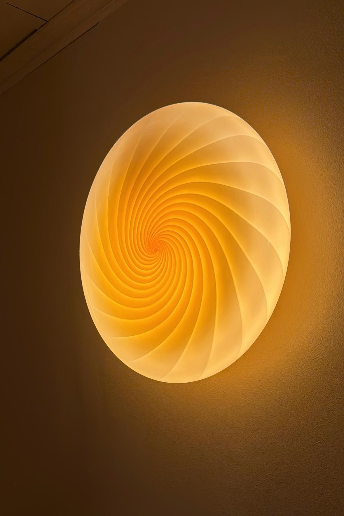 New Murano Vintage Candy Plafond wall / ceiling lamp. Flush mount and ideal for flat surfaces. Mouth-blown Murano glass with metal back plate. E27 bulb holder. Handcrafted by Italian glass artisans. All pieces are unique and small magical bubbles