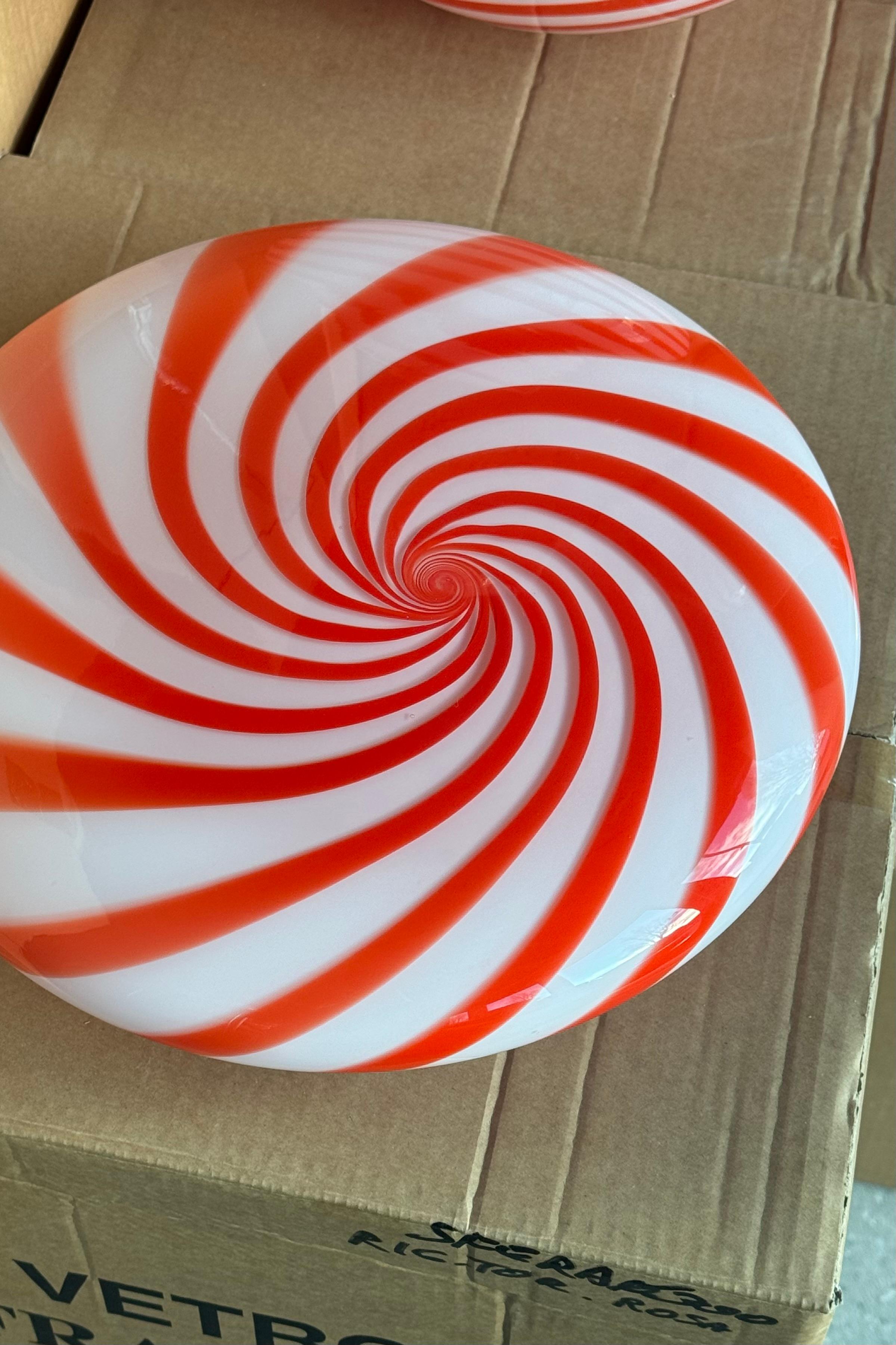 XXIe siècle et contemporain Plafonnier mural encastré de Murano Vintage Candy, tourbillon rouge et blanc en vente