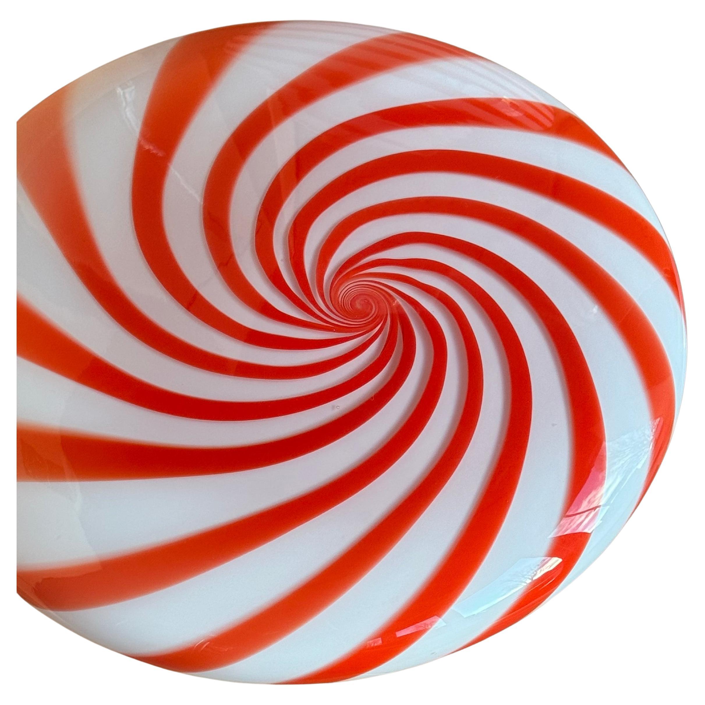 Nouveau Murano Vintage Candy Plafond mural / plafonnier. Montage encastré et idéal pour les surfaces planes. Verre de Murano soufflé à la bouche avec plaque arrière en métal. Support d'ampoule E27. Fabriqué à la main par des artisans verriers