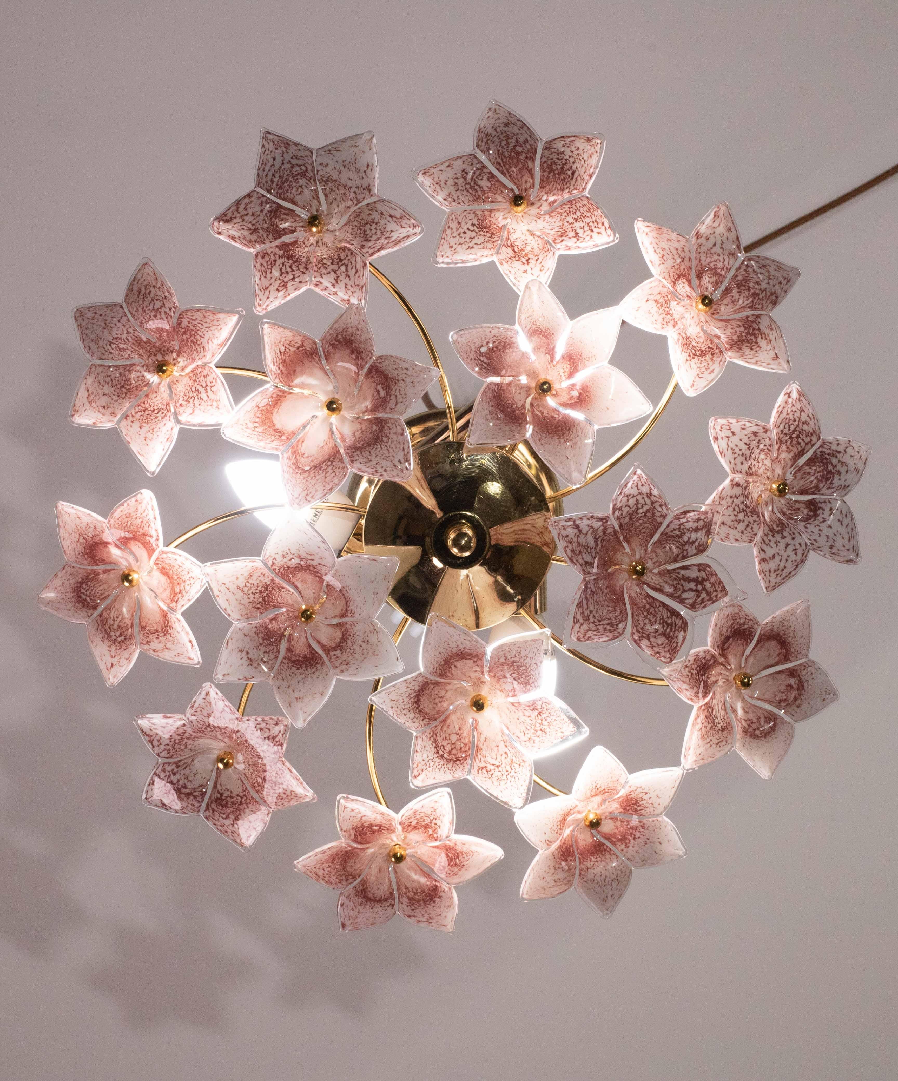 Preciosa lámpara de techo de Murano con flores rosas.
El plafón monta 3 portalámparas con casquillo E14, posiblee de conmutar para Usa.
Altura 13 centímetros, diámetro 50 cm.
Excelente estado vintage.