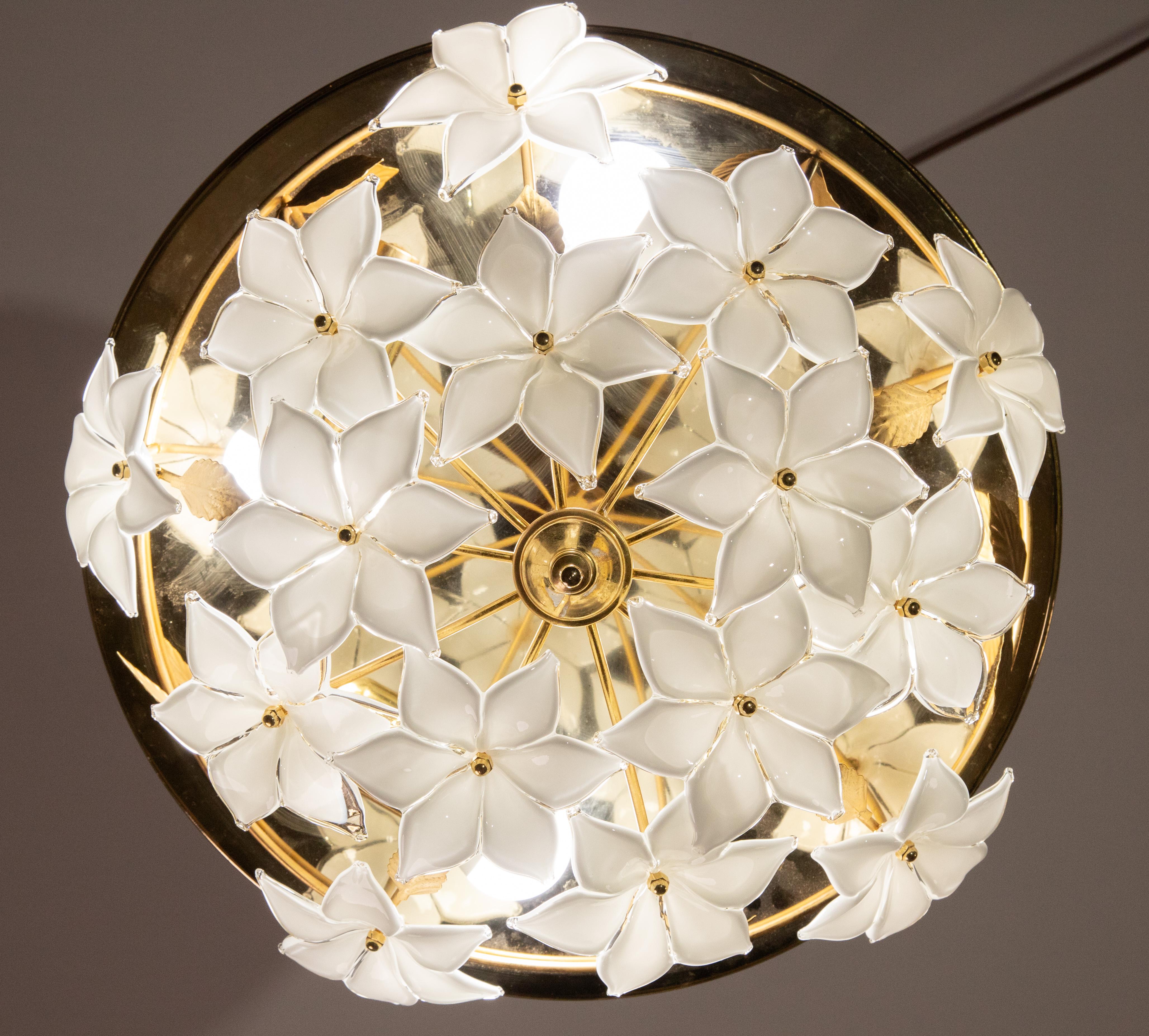 Gorgeous white flowers Murano ceiling light.
The ceiling light mounts 4 lamp holders with E14 socket, possible to switch for USA.
Very good condition of the flowers, the flowers are all handmade so they are unique because they are a little different