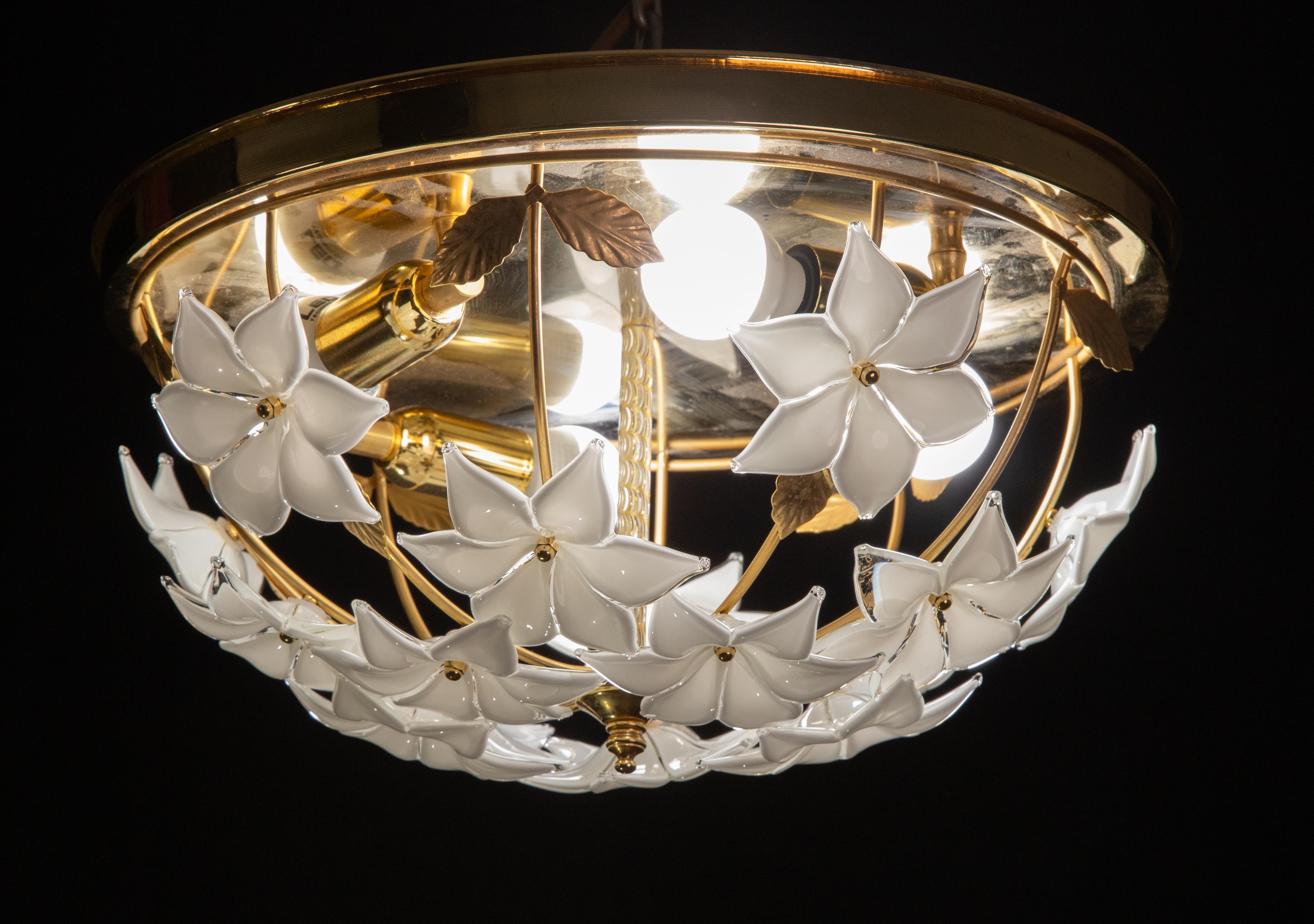 Murano Vintage Ceiling Light White Flowers, 1970s In Good Condition For Sale In Roma, IT