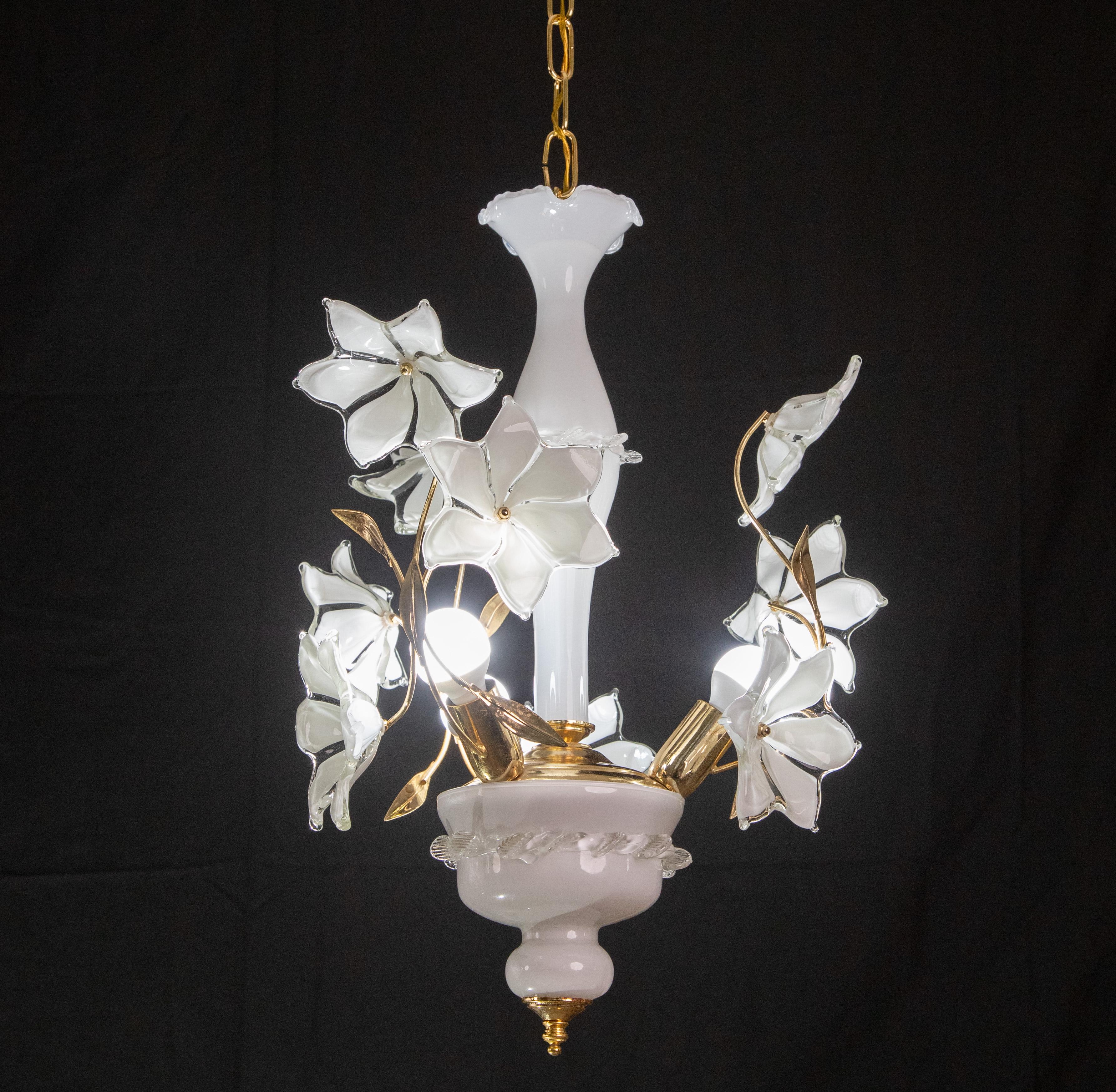 Vintage Murano glass chandelier with white flowers.
Gold bath frame, excellent vintage condition
The chandelier has 3 light points with E14 socket.
The height of the chandelier is 105 cm with chain, 60 cm without chain, the width of the chandelier