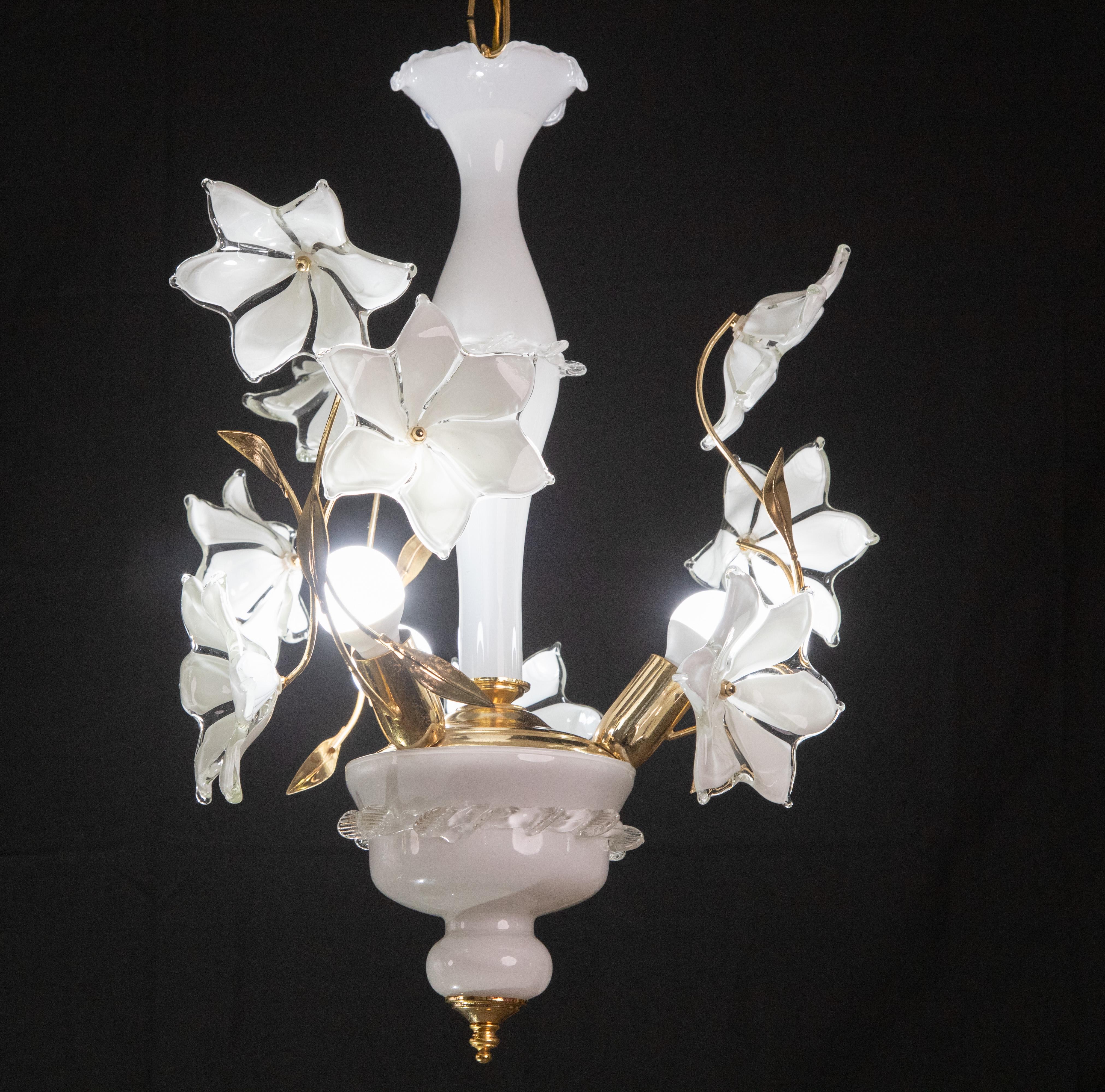 Murano Vintage Chandelier White Flowers, 1970s In Good Condition For Sale In Roma, IT