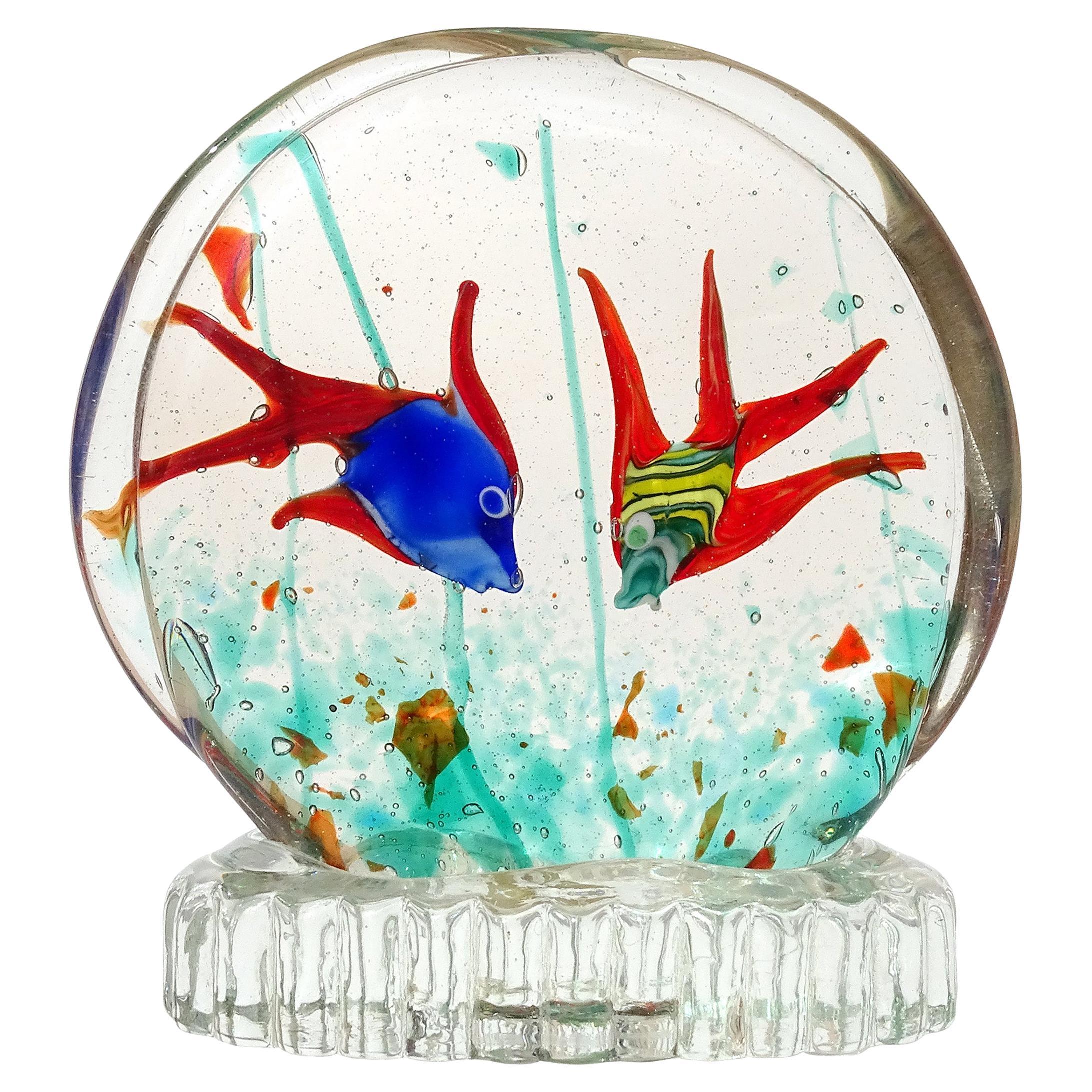 Presse-papiers d
une sculpture d
aquarium italien de Murano vintage représentant deux poissons nageant dans l
algae