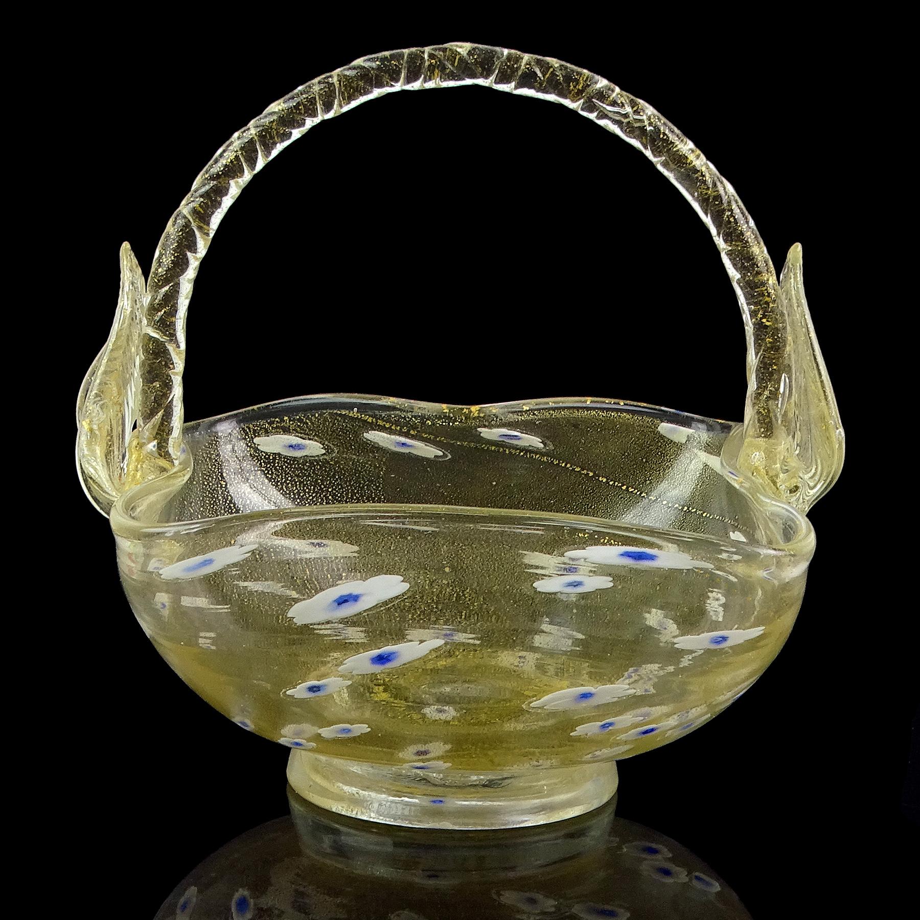 Preciosa cesta / cuenco vintage de cristal artístico italiano de Murano soplado a mano, transparente con motas doradas y flores millefiori blancas. Atribuido a la empresa Fratelli Toso. La cesta tiene forma cuadrada, con asa de cuerda de vidrio