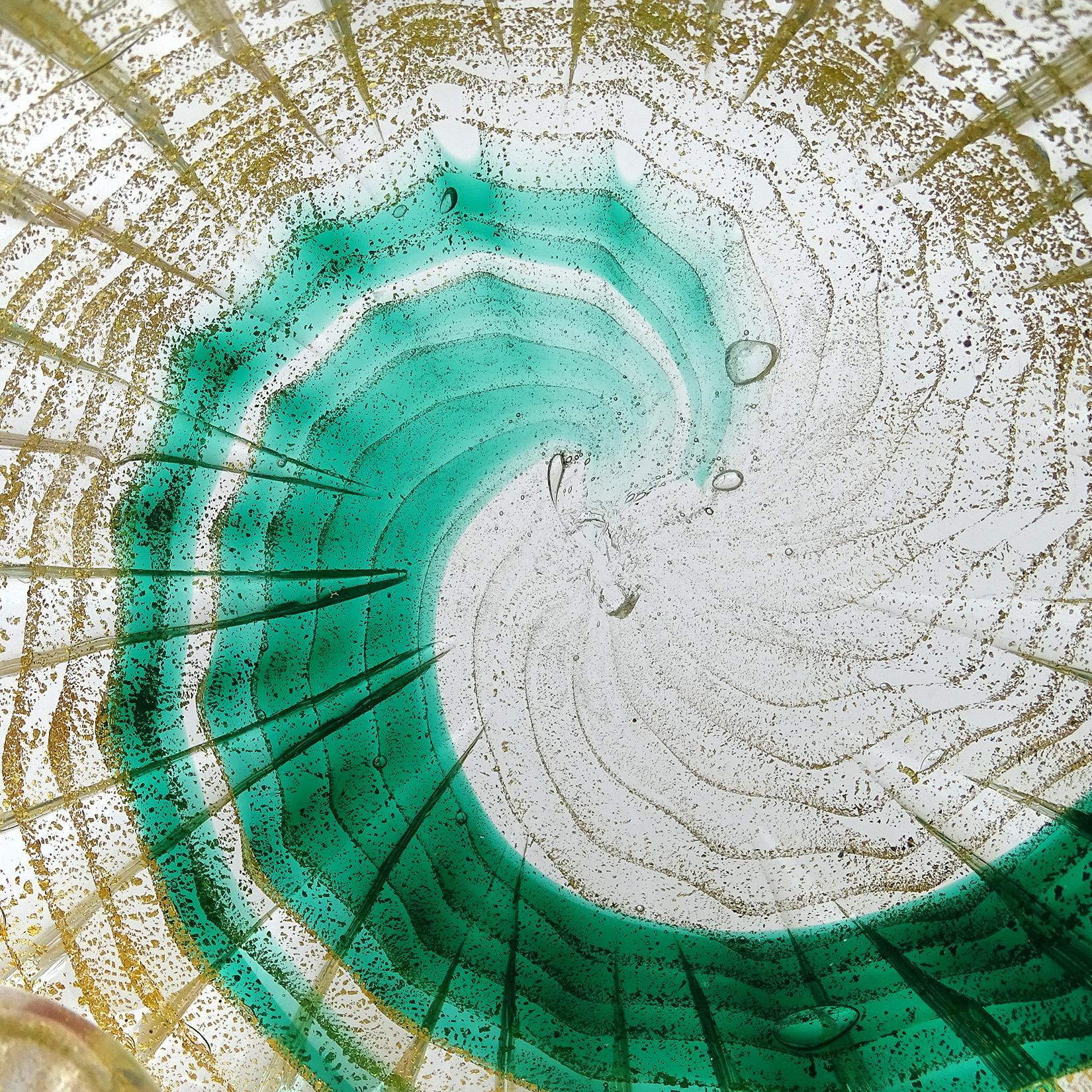 Schöne Vintage Murano mundgeblasen smaragdgrün, mit Goldflecken italienische Kunst Glasschale. Die Schale hat ein malerisches, geripptes Wirbelmuster entlang der Außenseite. Es hat 2 Falten entlang der Kante, und gezogene Seiten. Die Schale ist über