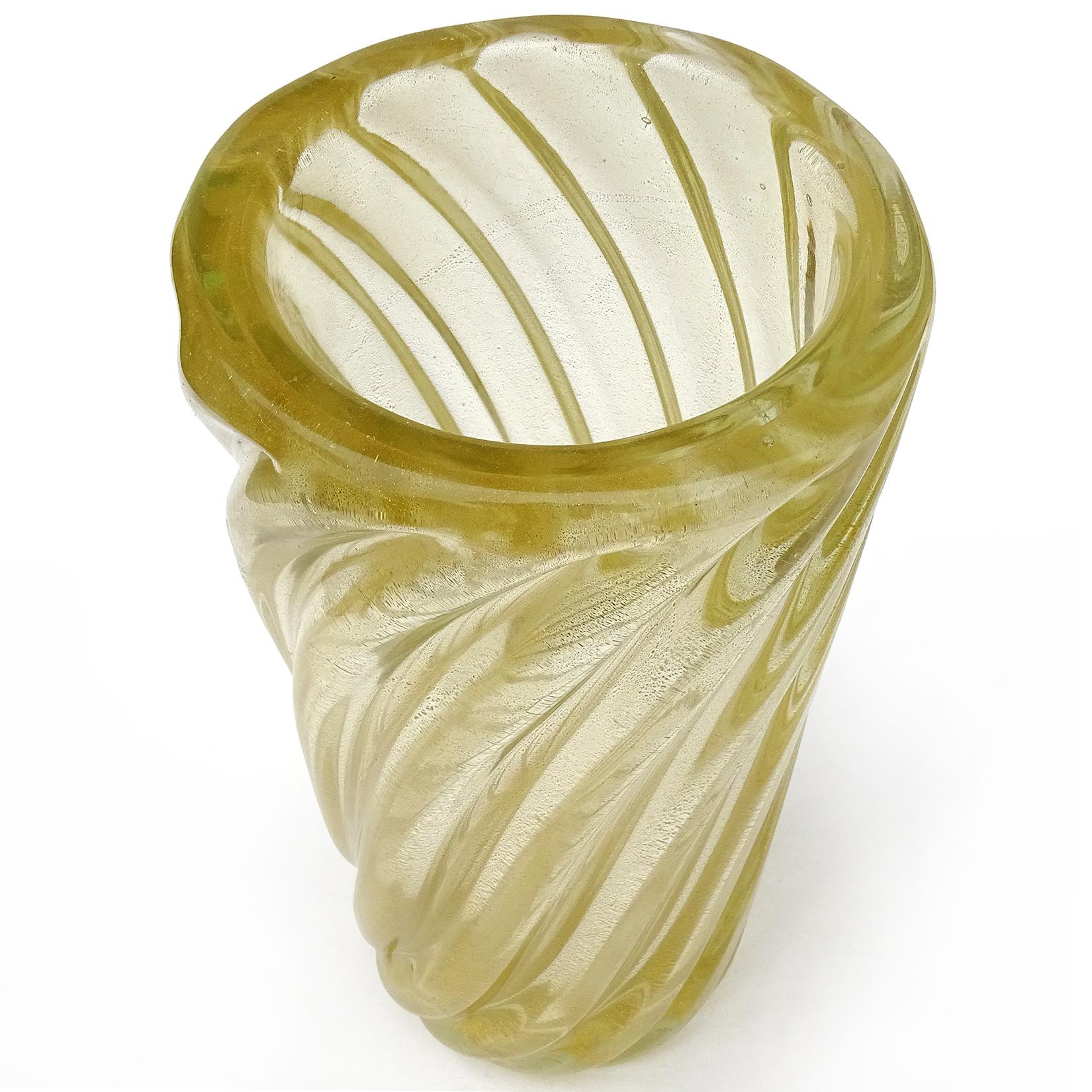 Mid-Century Modern Vase à fleurs en verre d'art italien de Murano vintage à motif de surface nervurée et moucheté d'or en vente