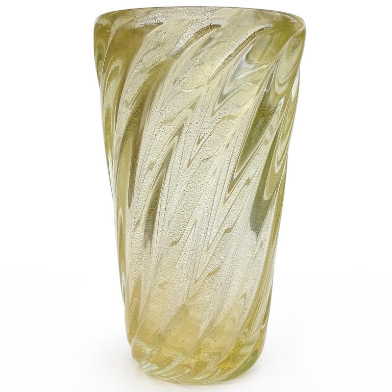 Murano Vintage Gold Flecks Italian Art Glass Ribbed Surface Pattern Flower Vase In Good Condition For Sale In Kissimmee, FL