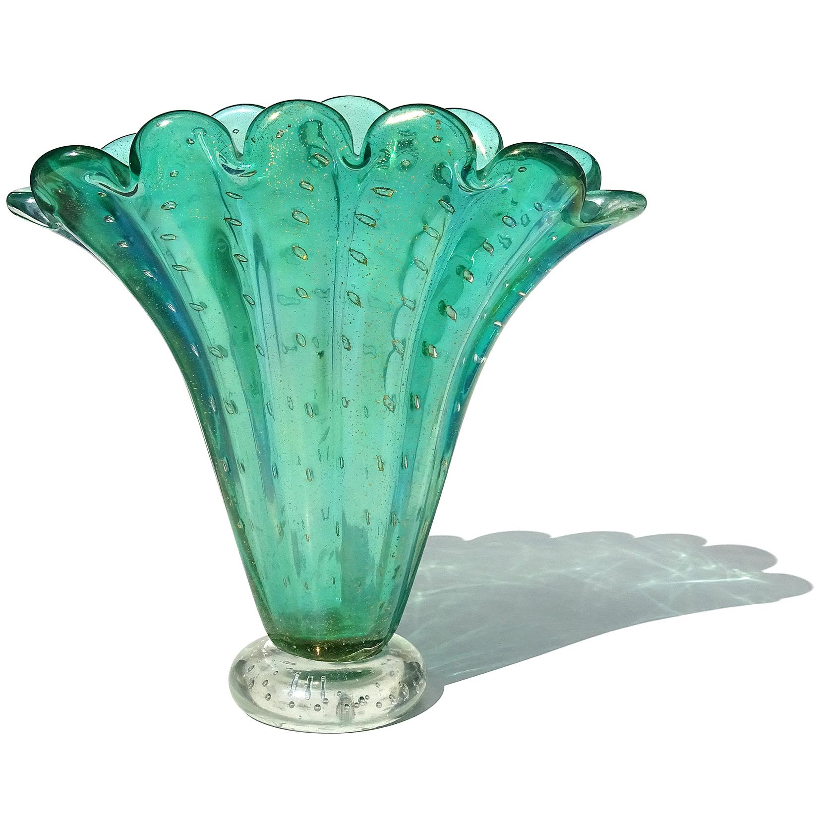 Beautiful vintage Murano hand blown Sommerso green, gold flecks and controlled bubbles Italian art glass flower vase with iridescent surface. Attributed to the Barovier e Toso company. The vase has a crimped fan shaped scalloped rim, with ribbed