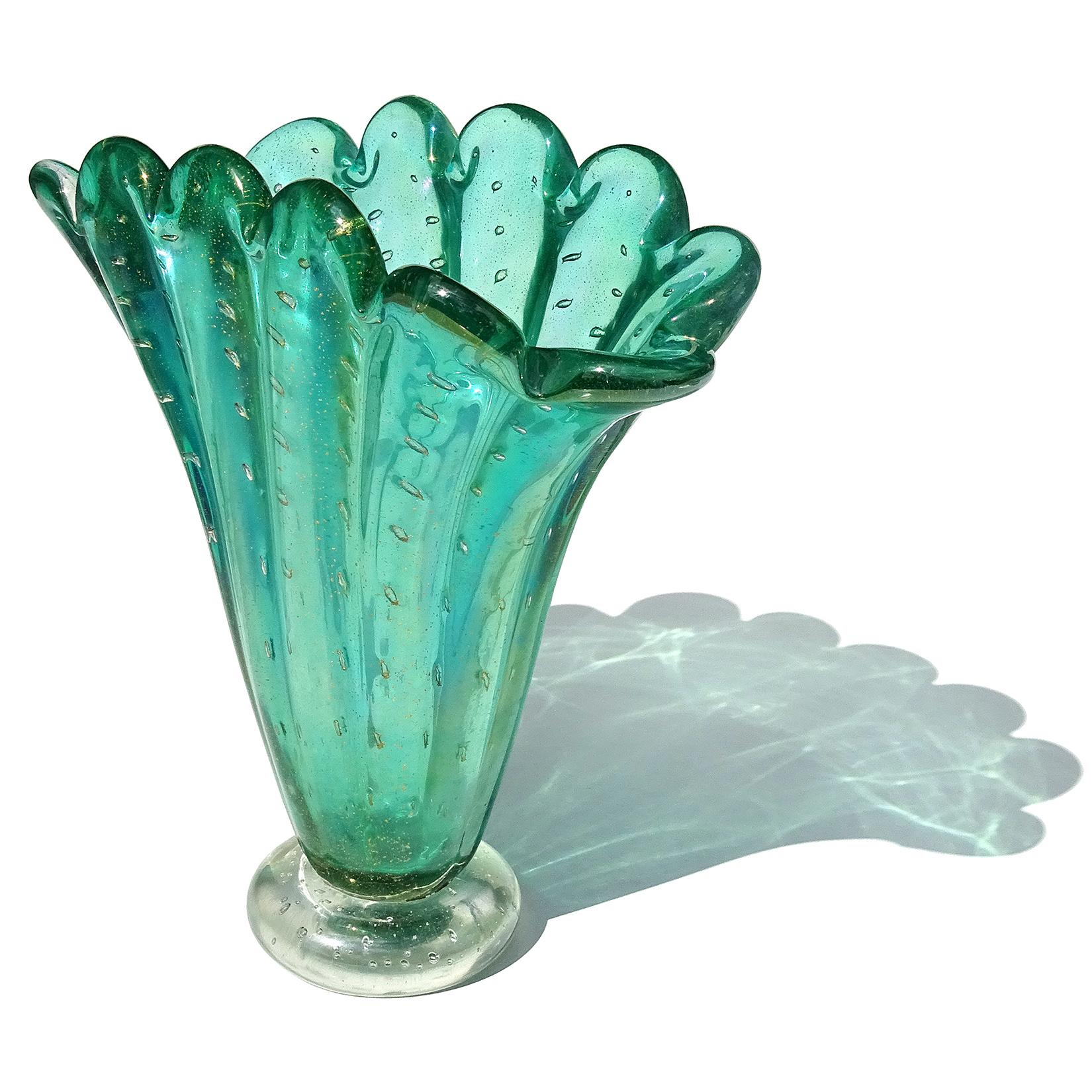 Italienische ausgestellte Blumenvase aus Muranoglas in Grün mit schillernden Goldflecken im Vintage-Stil (Handgefertigt) im Angebot