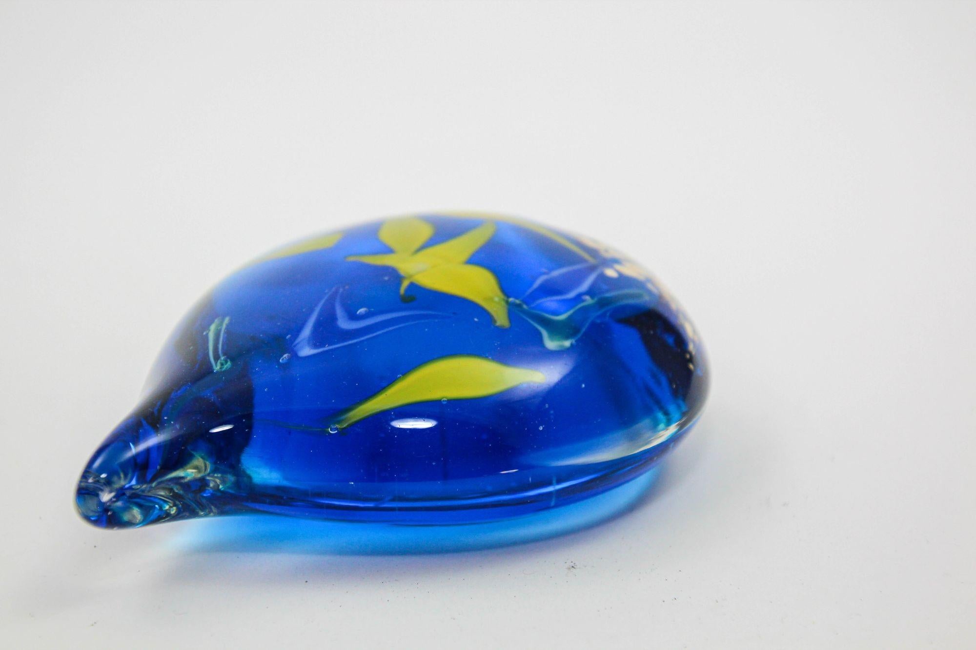 Murano Vintage Heart Shape Art Glass Paperweight Cobalt Blue, Yellow and Murine For Sale 3