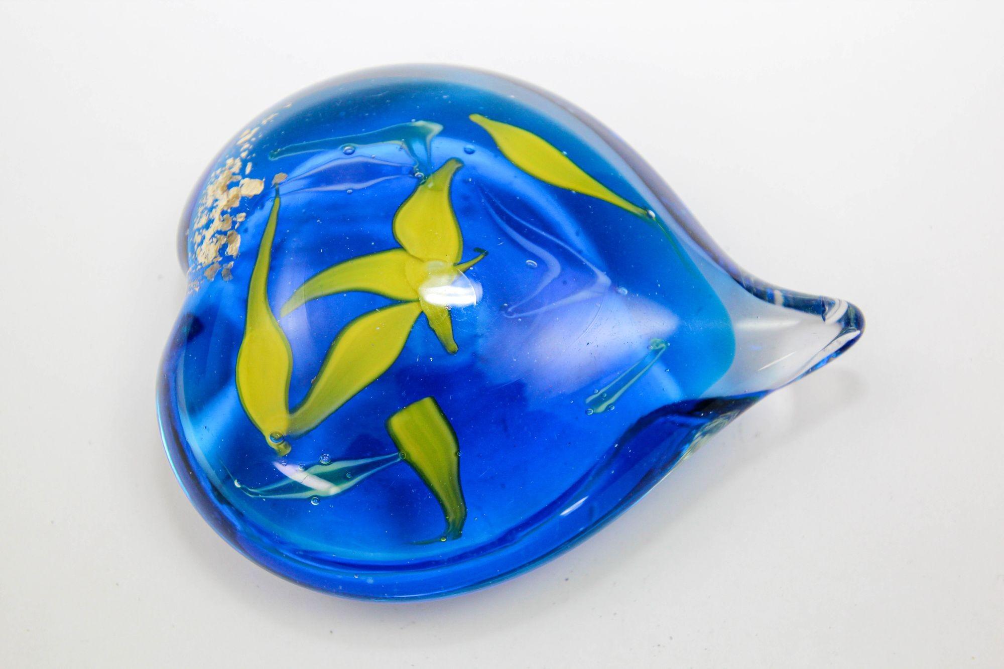 Murano Vintage Yellow Heart Glass With Bubbles Paperweight Desk Accessory.
Beautiful Murano Art Glass Cobalt Blue and Yellow Heart Shaped Paperweight in Cobalt Blue with Yellow and MurineThis gorgeous and happy vintage Italian Mid-Century Modern