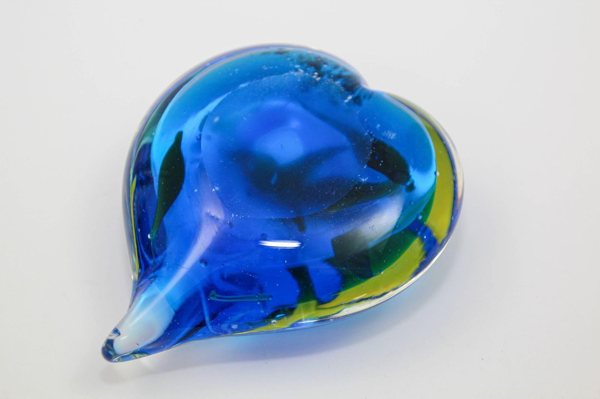 Murano Vintage Heart Shape Art Glass Paperweight Cobalt Blue, Yellow and Murine In Good Condition For Sale In North Hollywood, CA