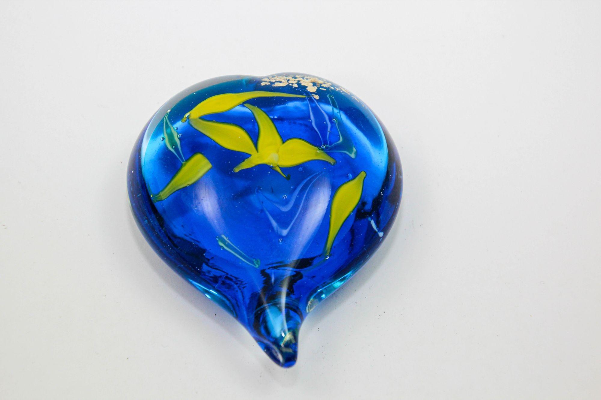 Murano Vintage Heart Shape Art Glass Paperweight Cobalt Blue, Yellow and Murine For Sale 2
